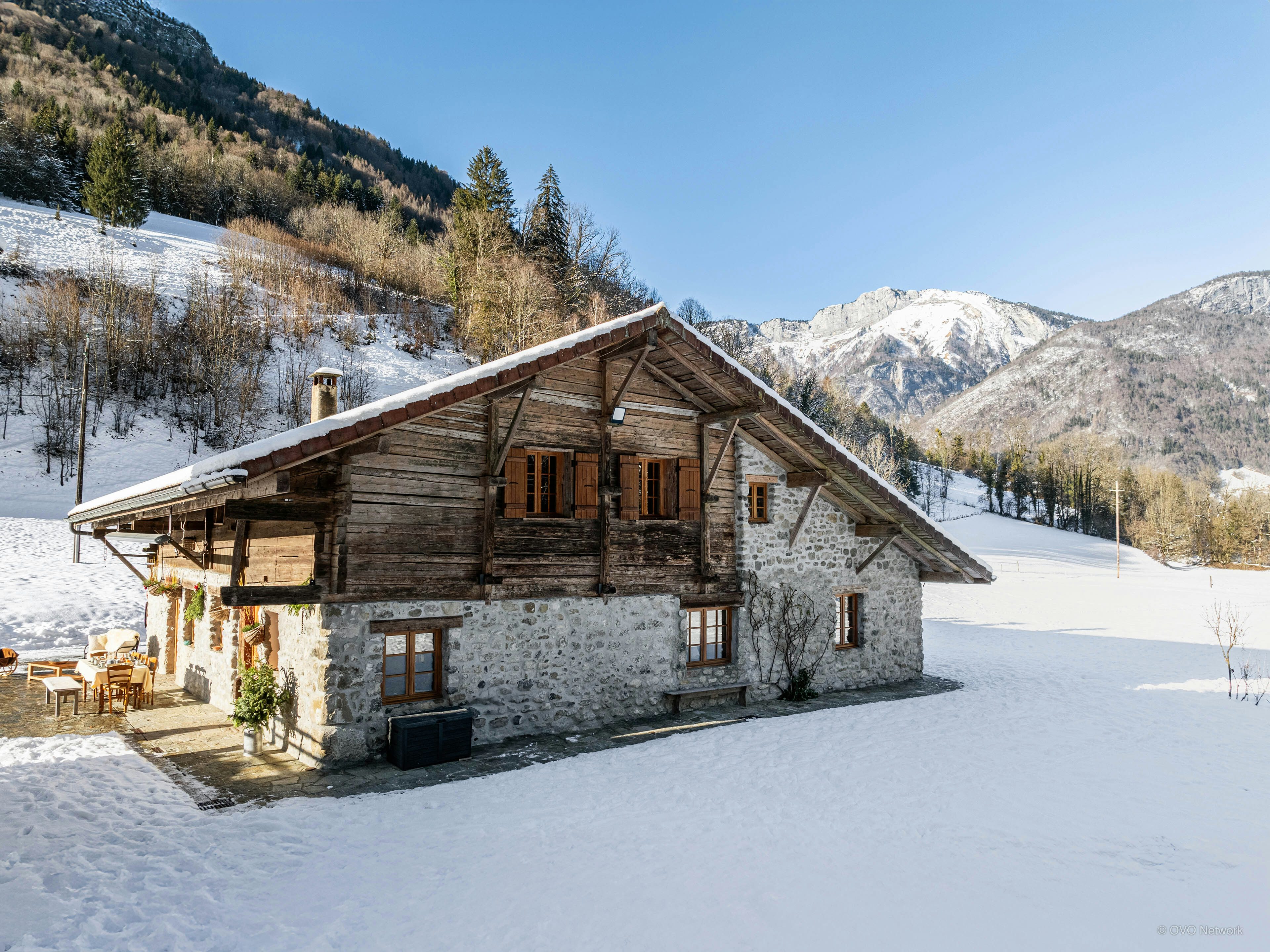 Authentique ferme en pierre avec étang et jardin