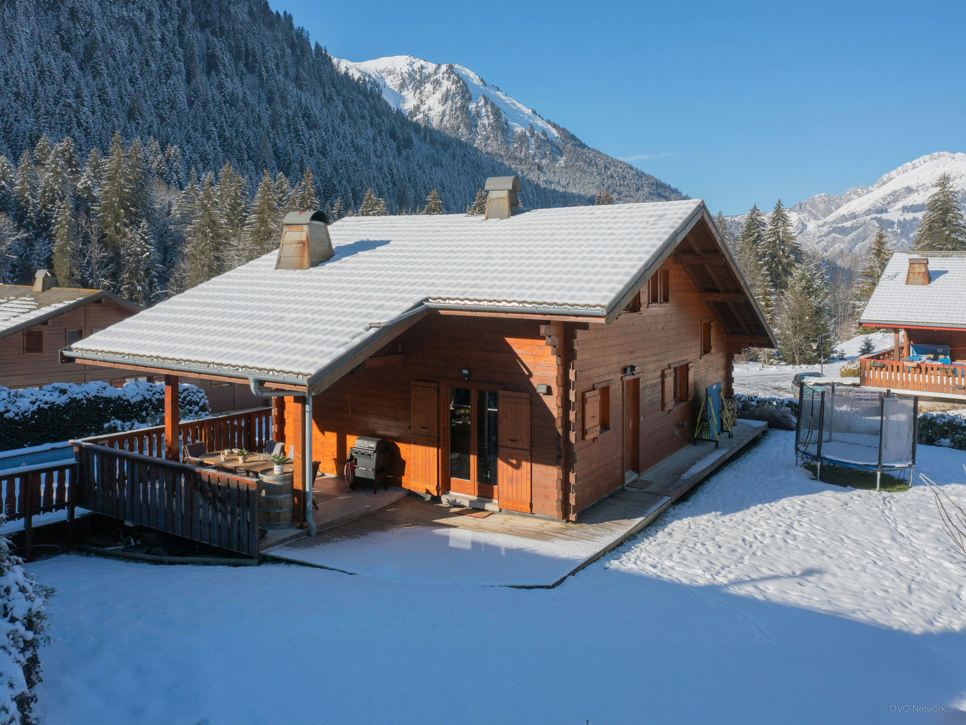 Vacances avec piscine d’été aux portes du soleil