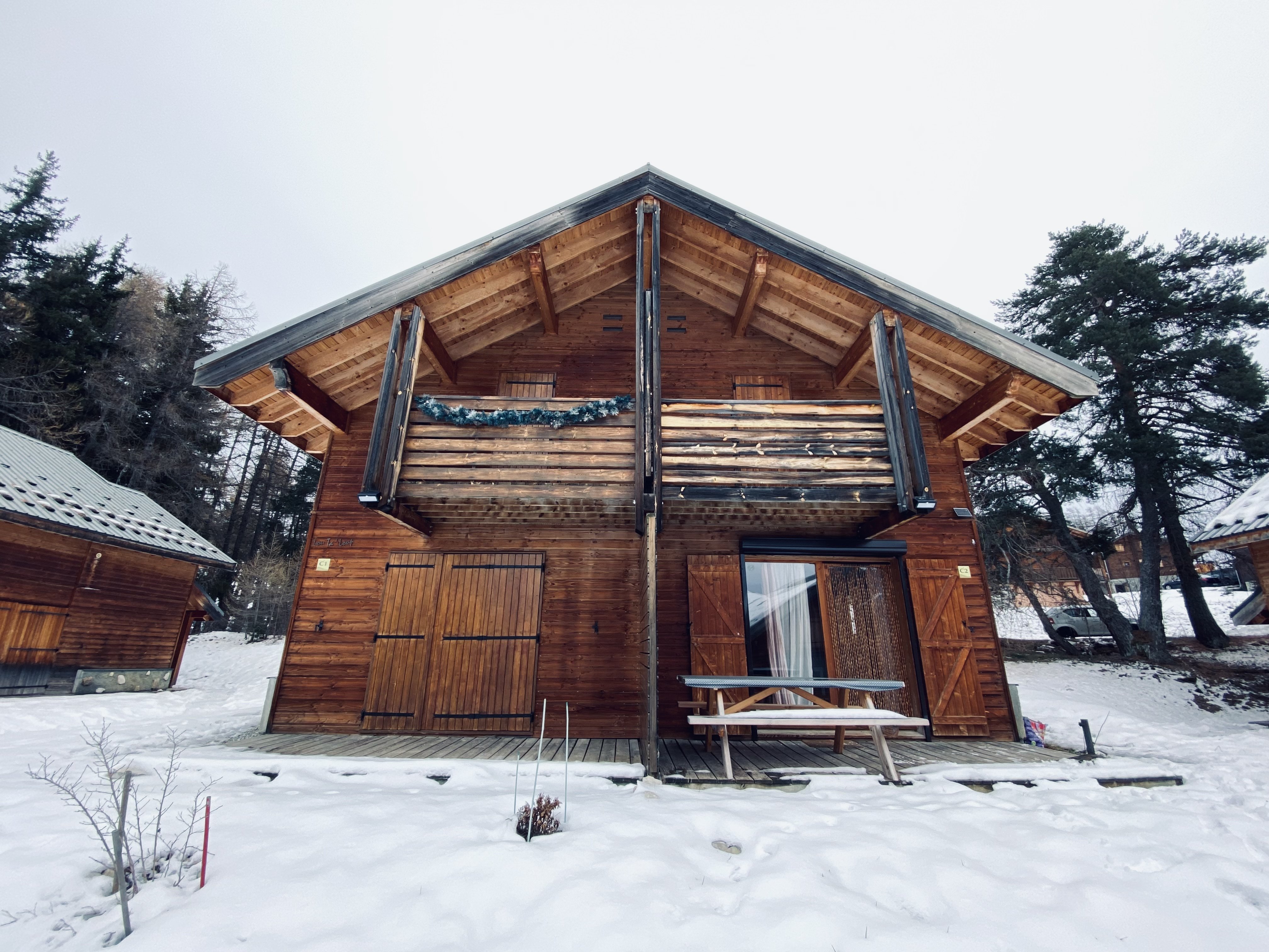 Chalet mitoyen à droite en hiver