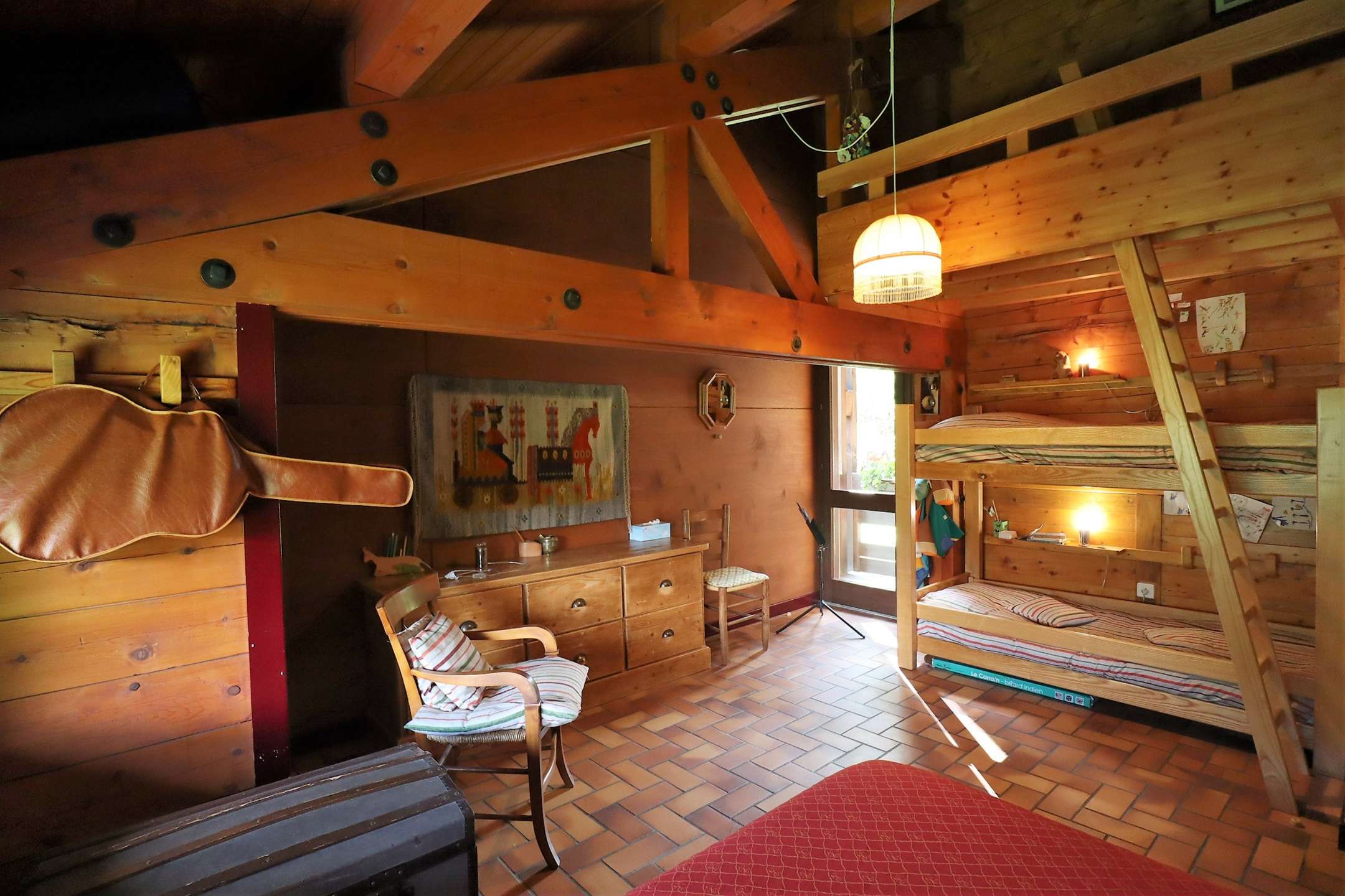 Chalet d'architecte. 6 pers. confort / 7 pers. au Planay. Calme, spacieux. 2 chambres