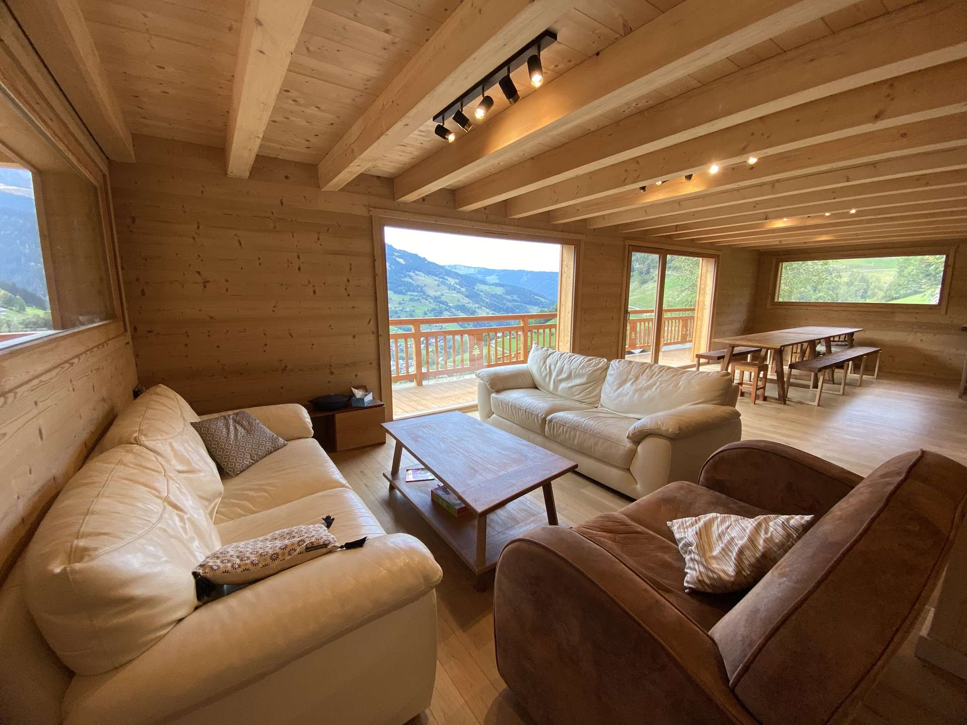 Vue époustouflante, chalet nature, récent, 15 pers., idéal vacances, wifi