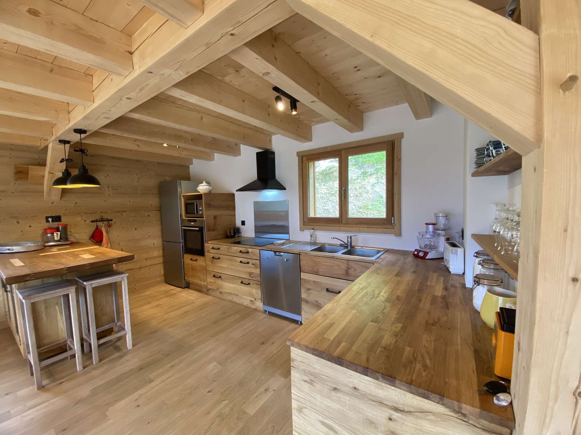 Vue époustouflante, chalet nature, récent, 15 pers., idéal vacances, wifi