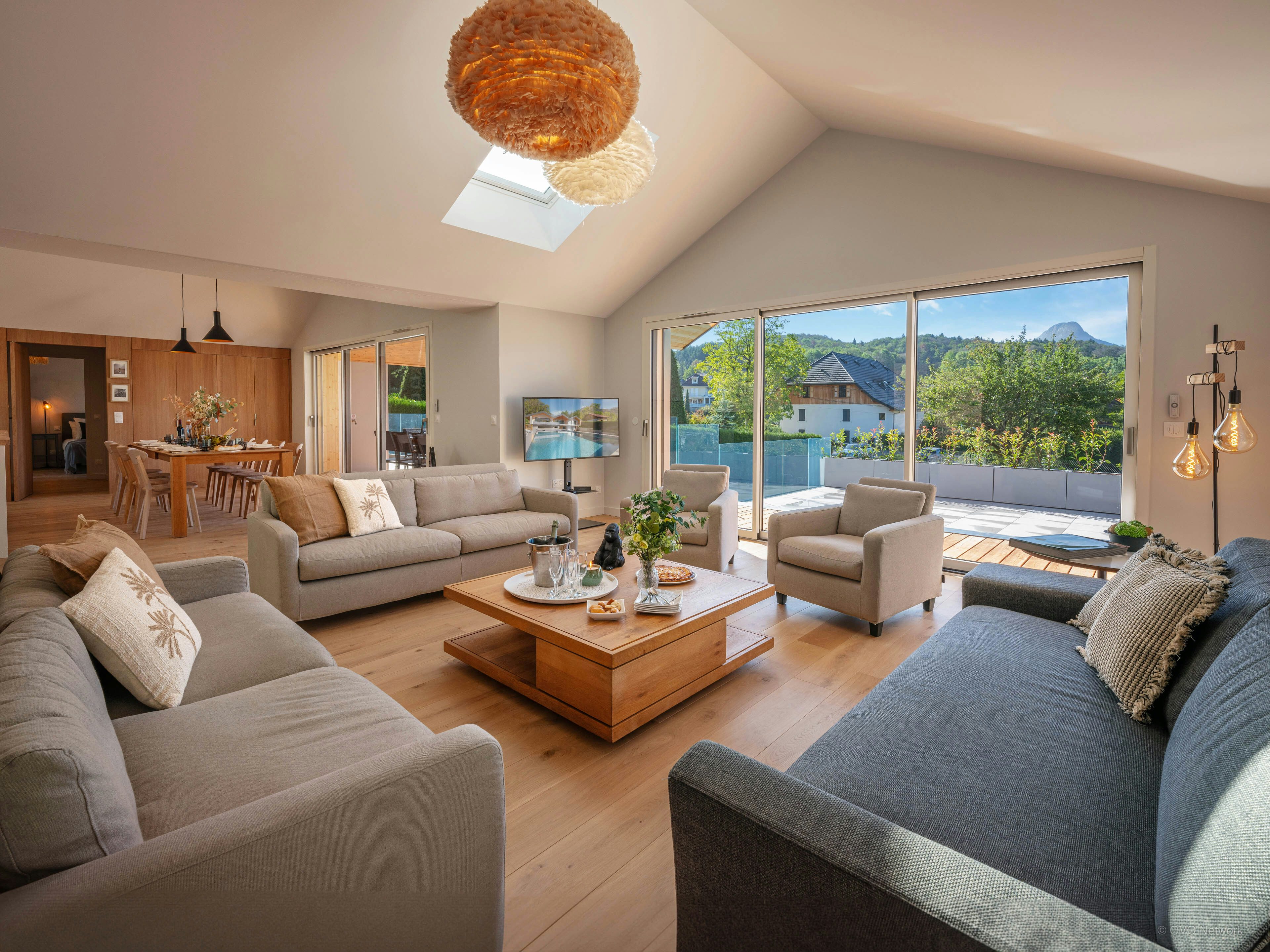 Villa sur le lac d’annecy avec piscine extérieure