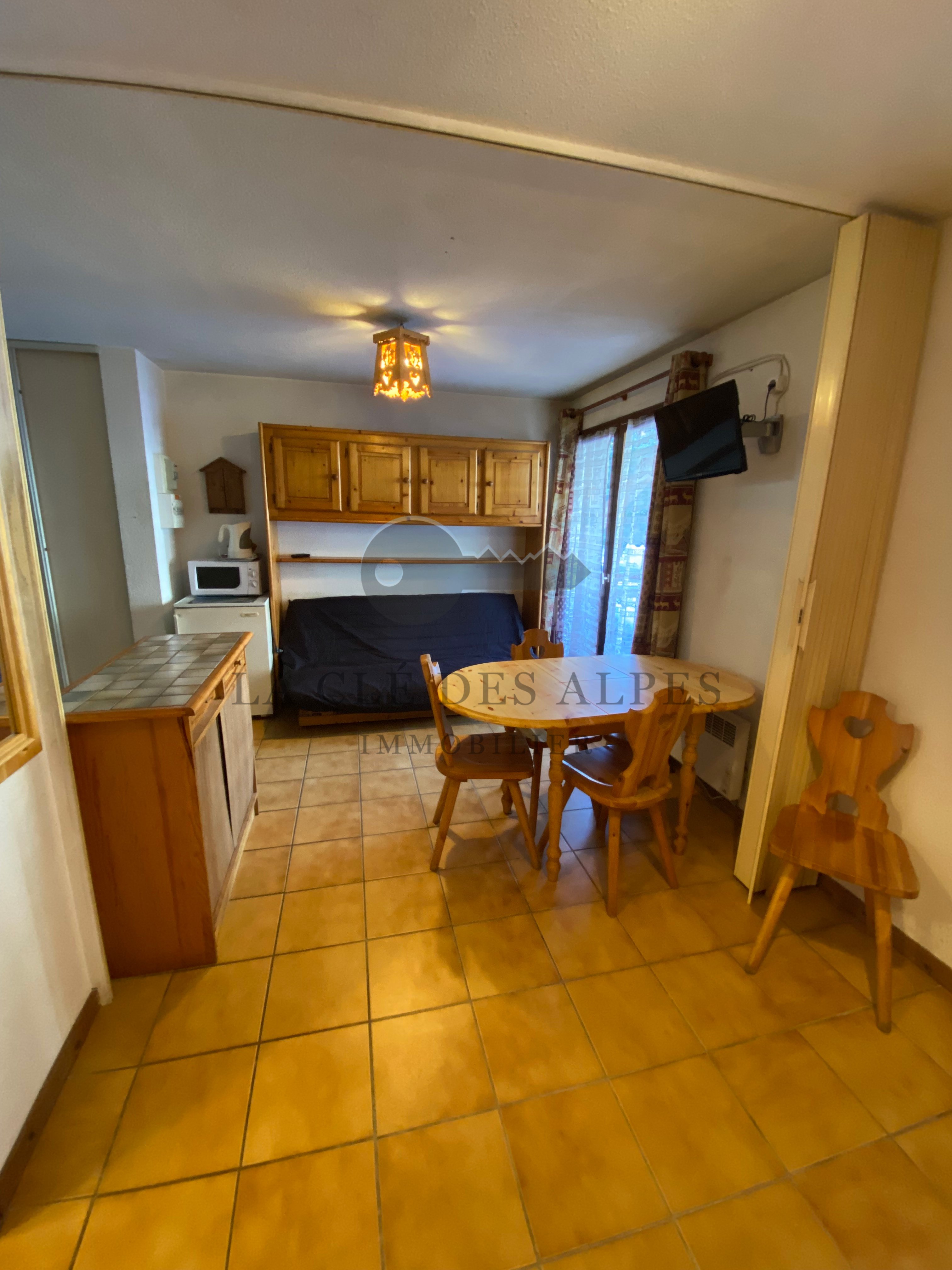 Studio avec garage ferme