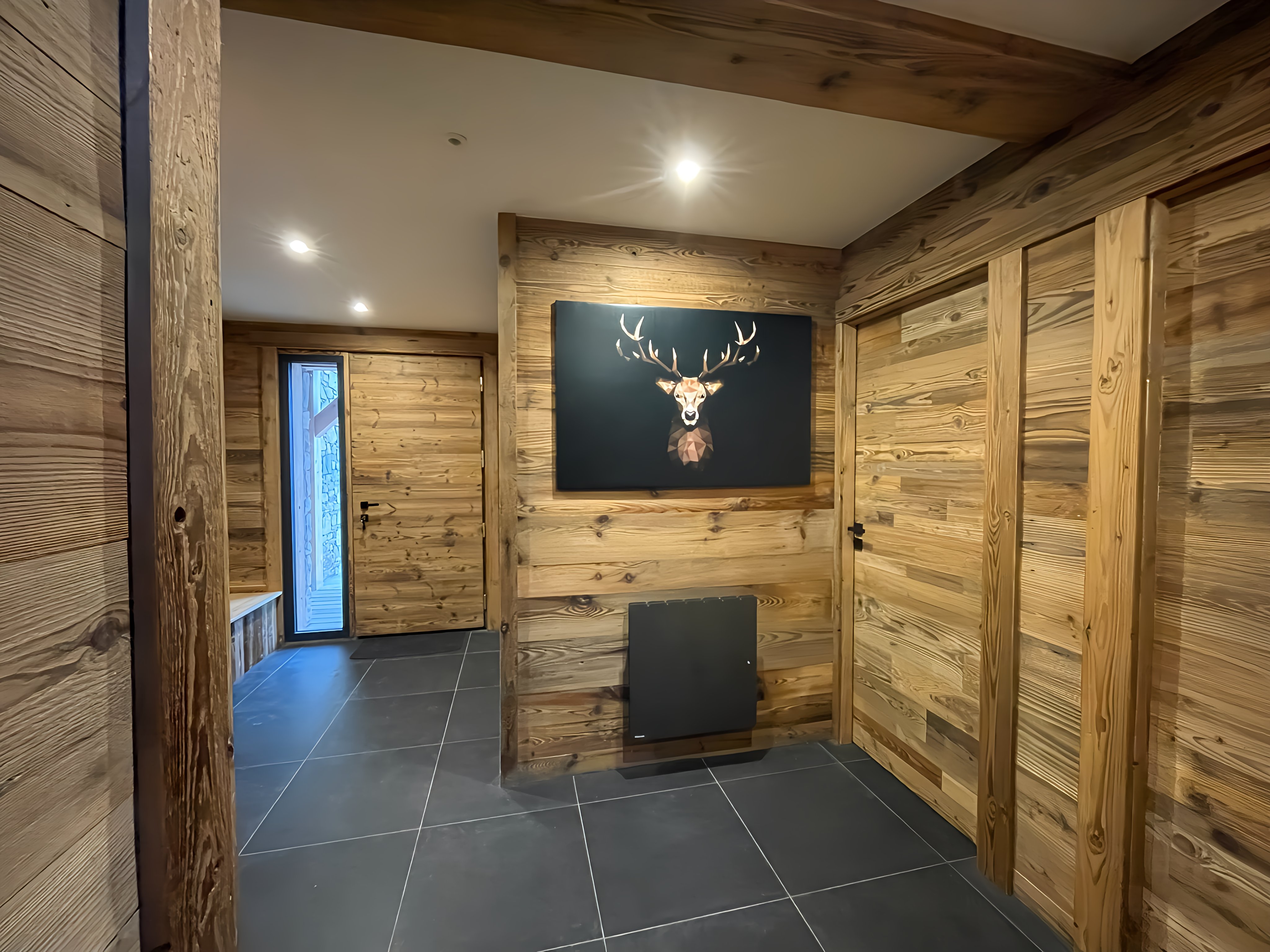 Le hall d'entrée qui dessert la chambre parentale, SdB avec Sauna, Ski Room