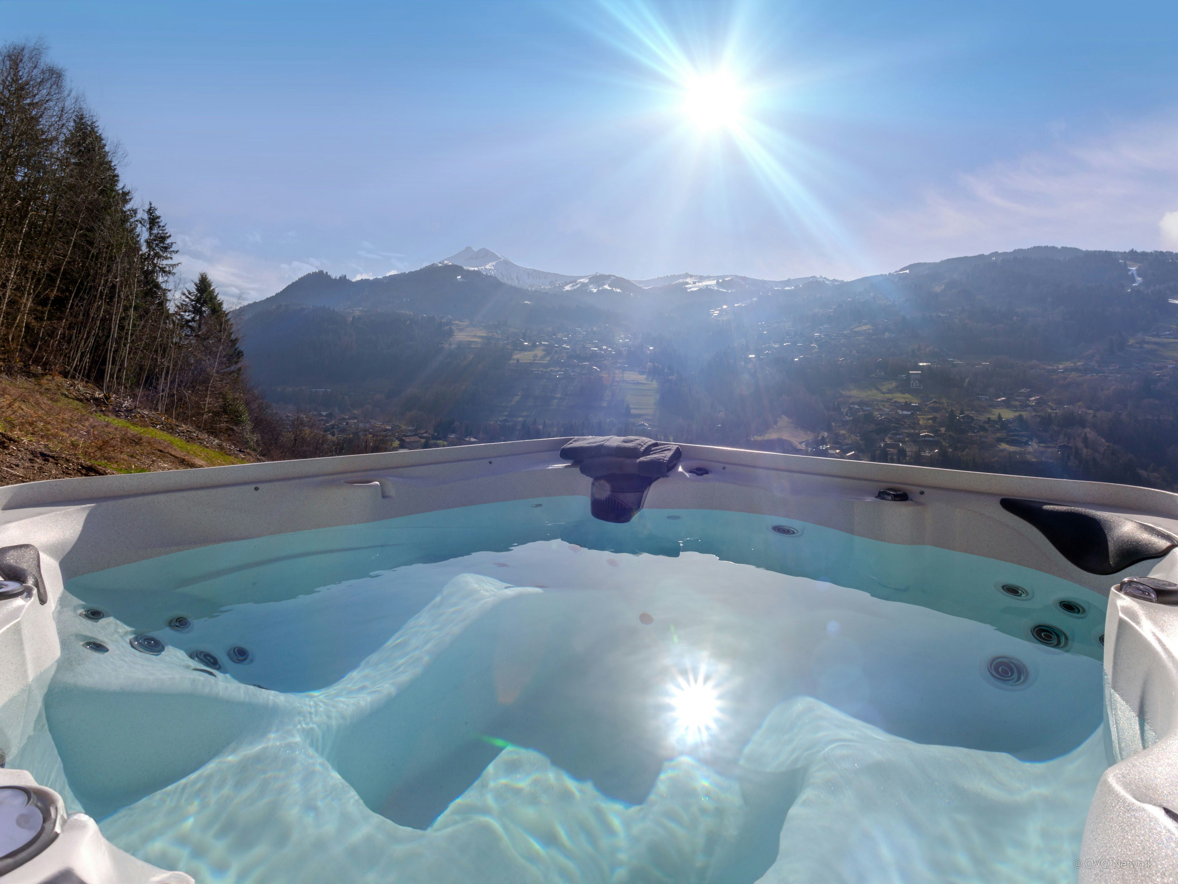 Séjour alpin avec salle de jeux et jacuzzi
