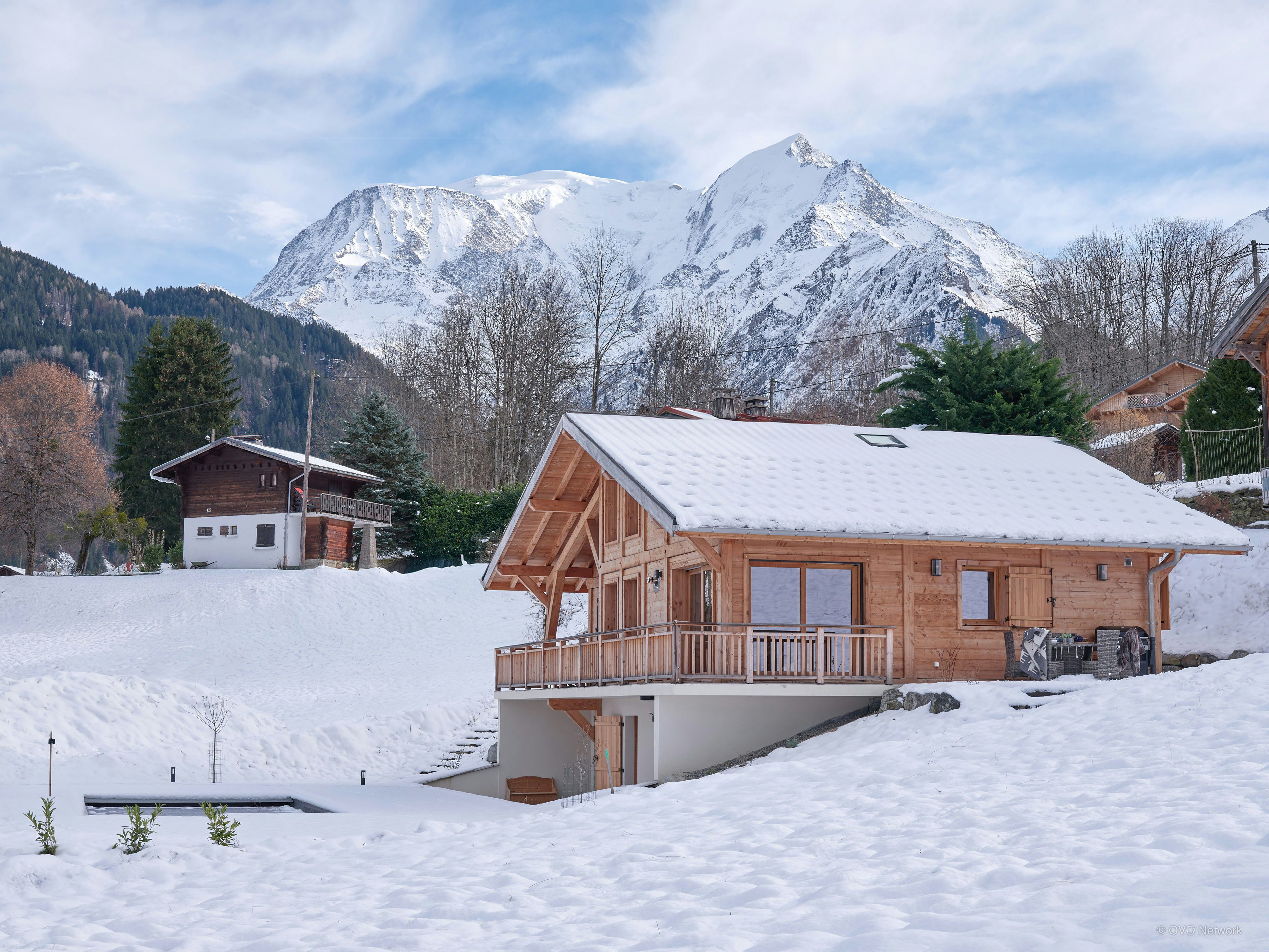 Chalet pour 10 proche des pistes avec piscine d'été