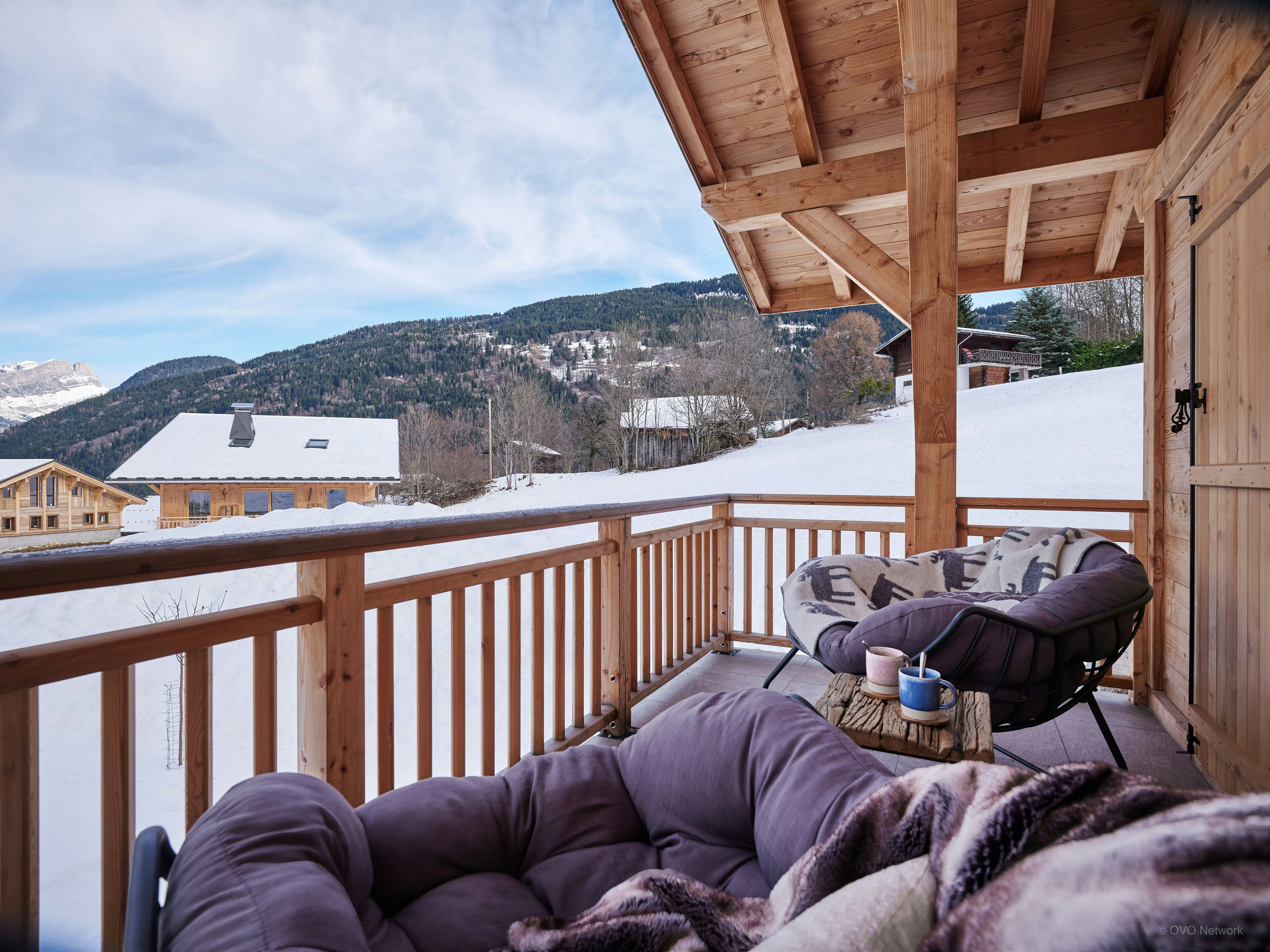 Chalet pour 10 proche des pistes avec piscine d'été