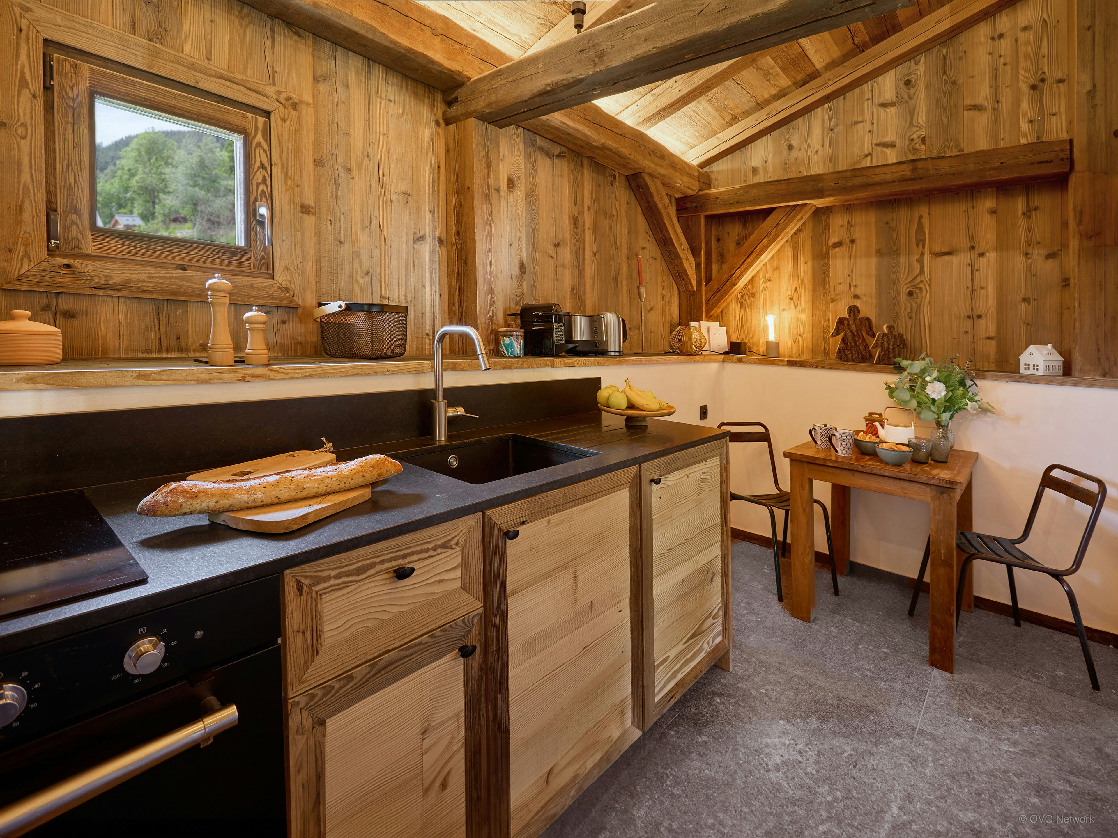 Authentique mazot alpin au cœur d’un hameau paisible