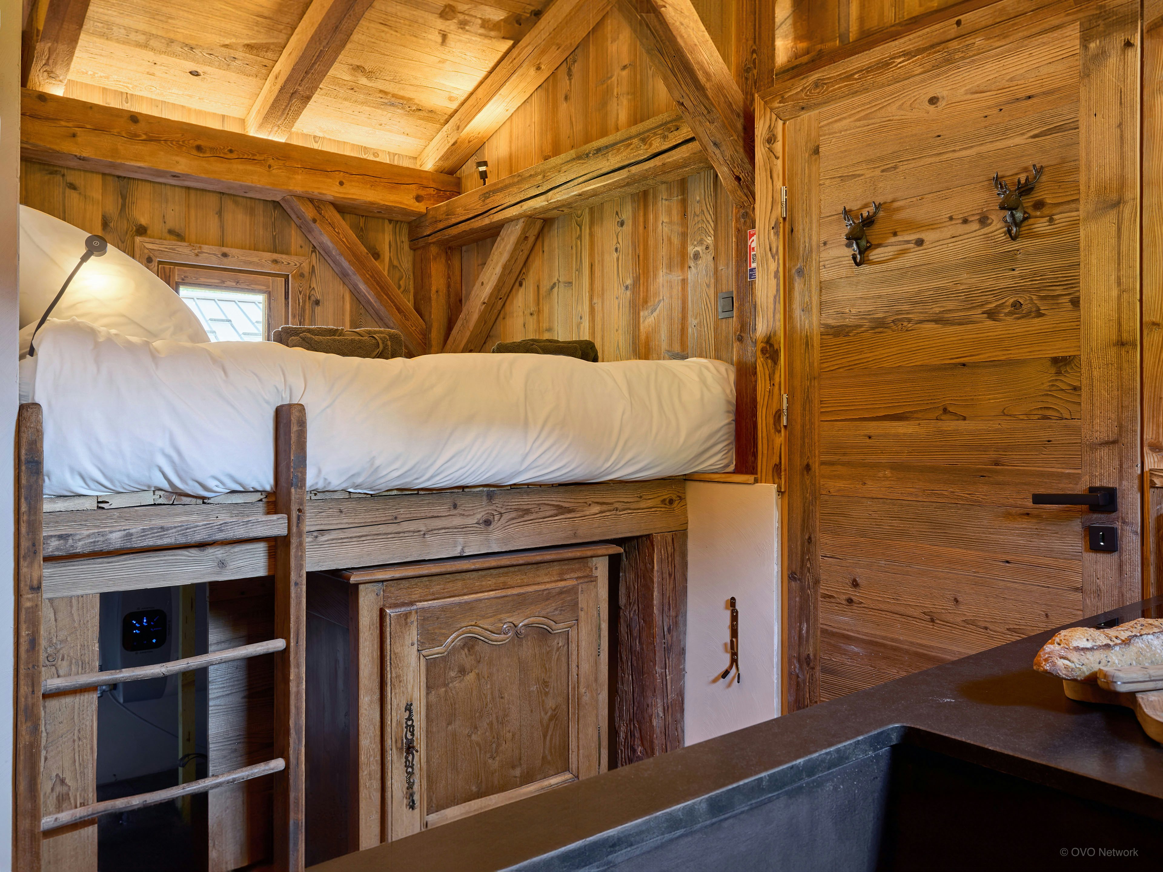 Authentique mazot alpin au cœur d’un hameau paisible
