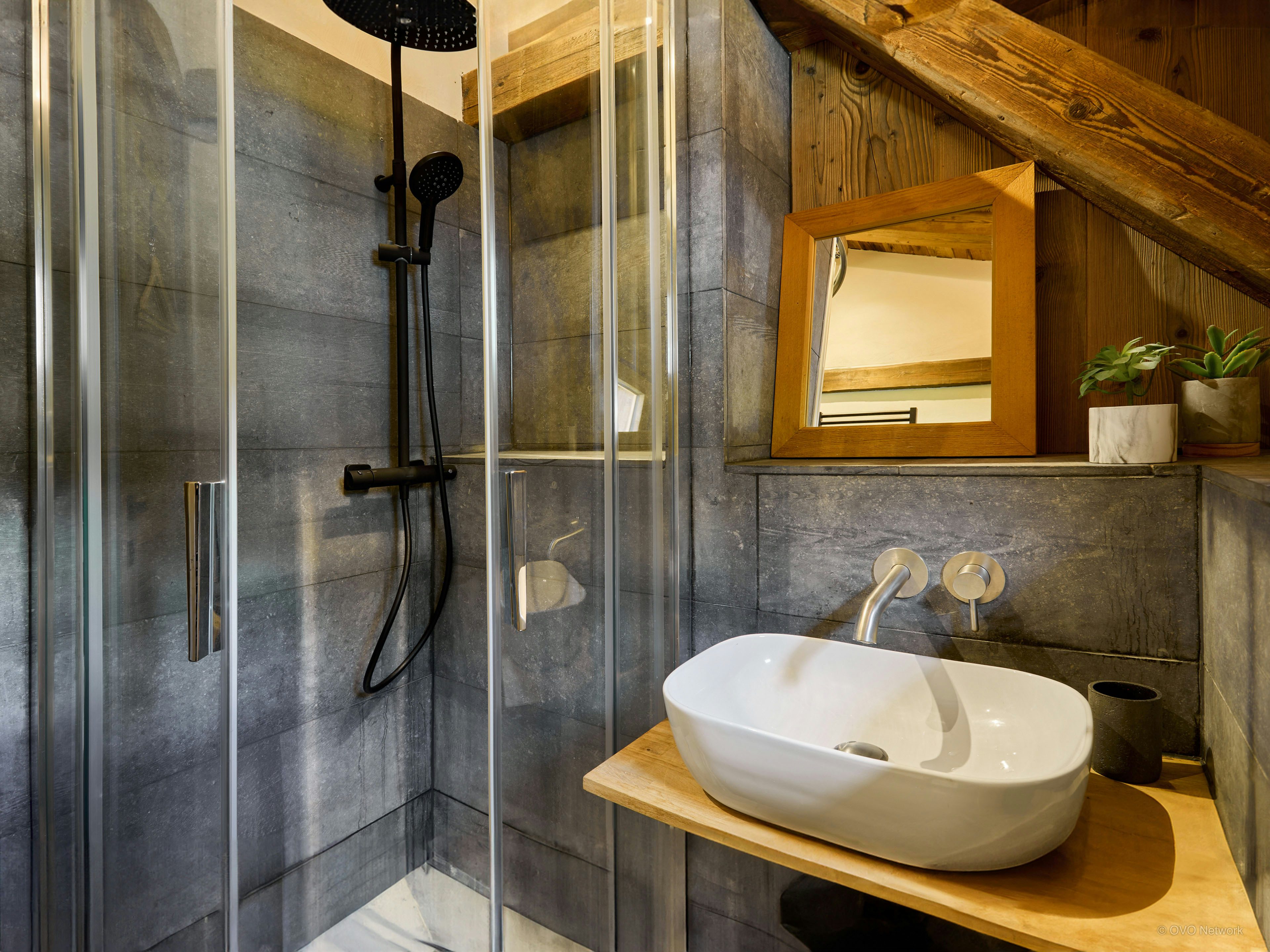 Authentique mazot alpin au cœur d’un hameau paisible