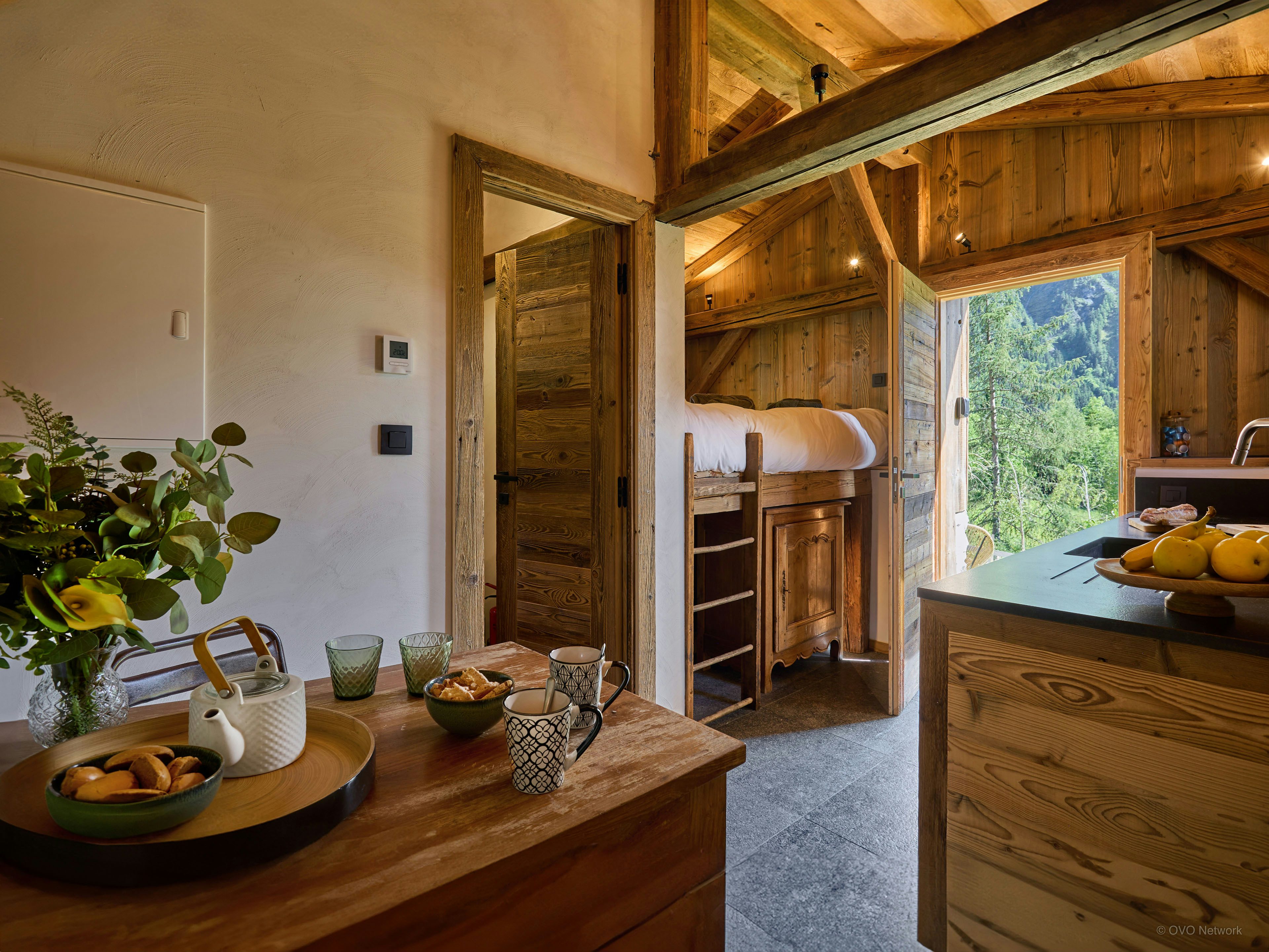 Authentique mazot alpin au cœur d’un hameau paisible