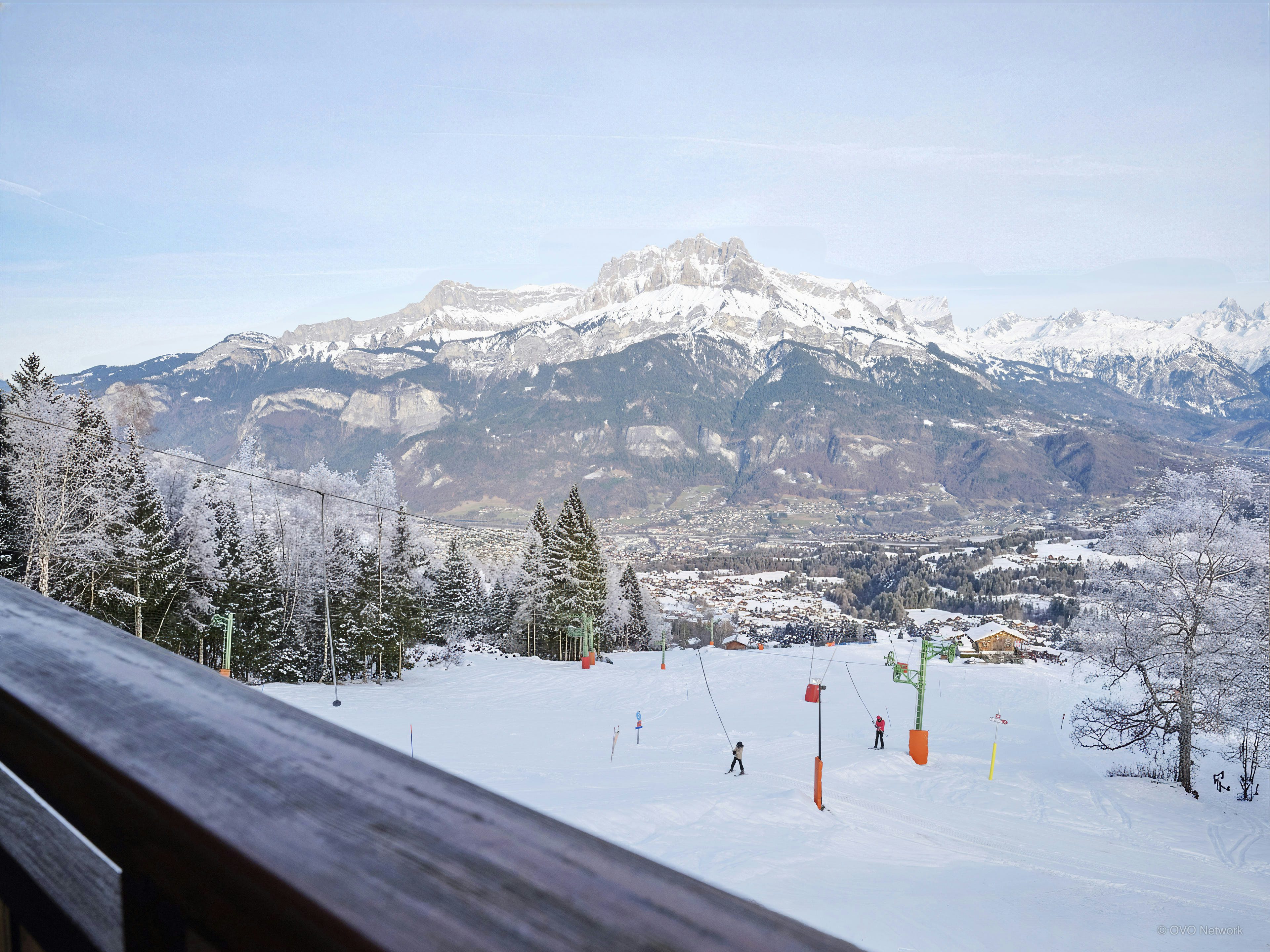 Skis aux pieds pour 13 avec vue sur le mont Blanc
