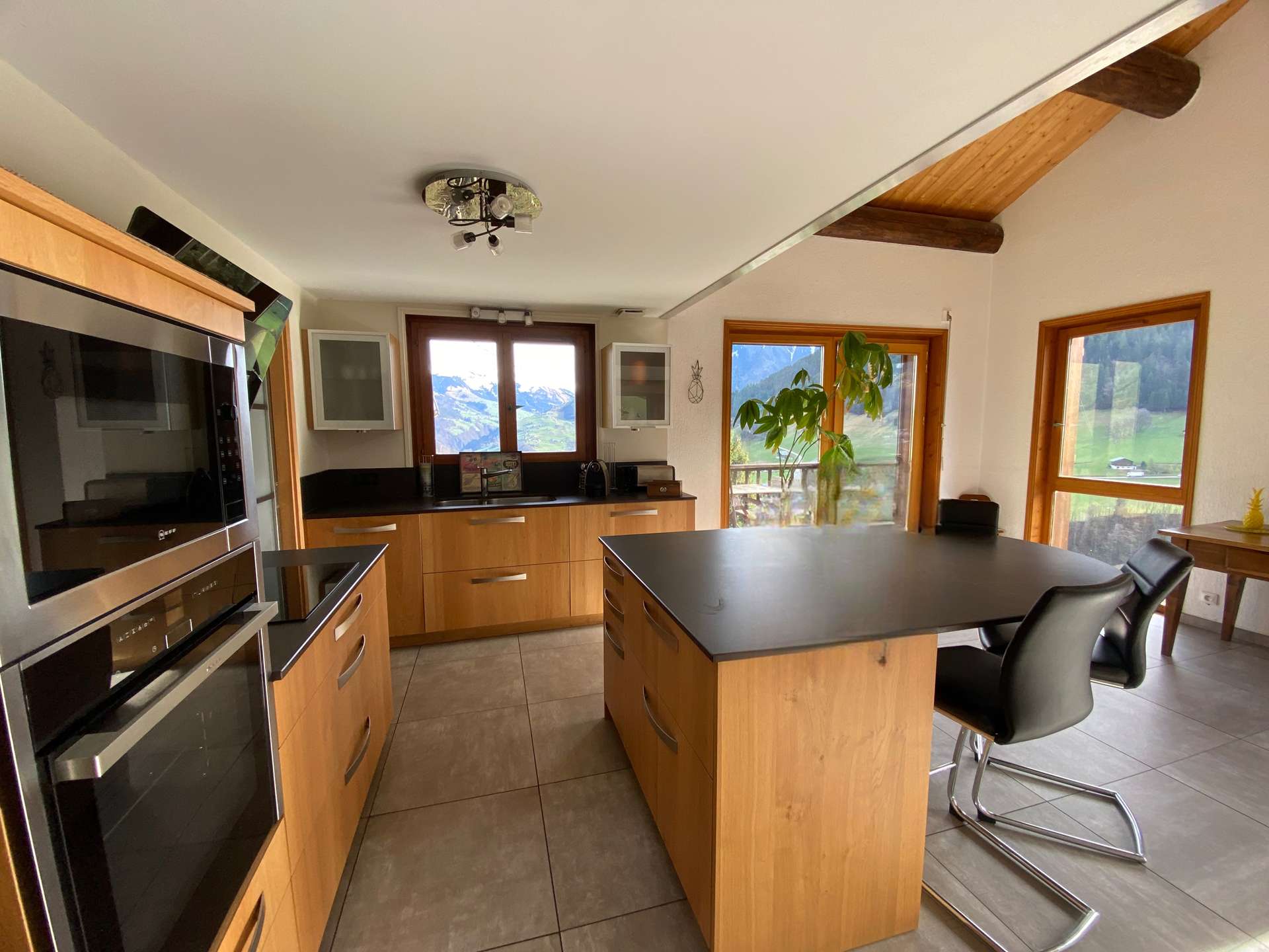 Chalet de 150m², spacieux pour 6 personnes, accès facile, parking et garage