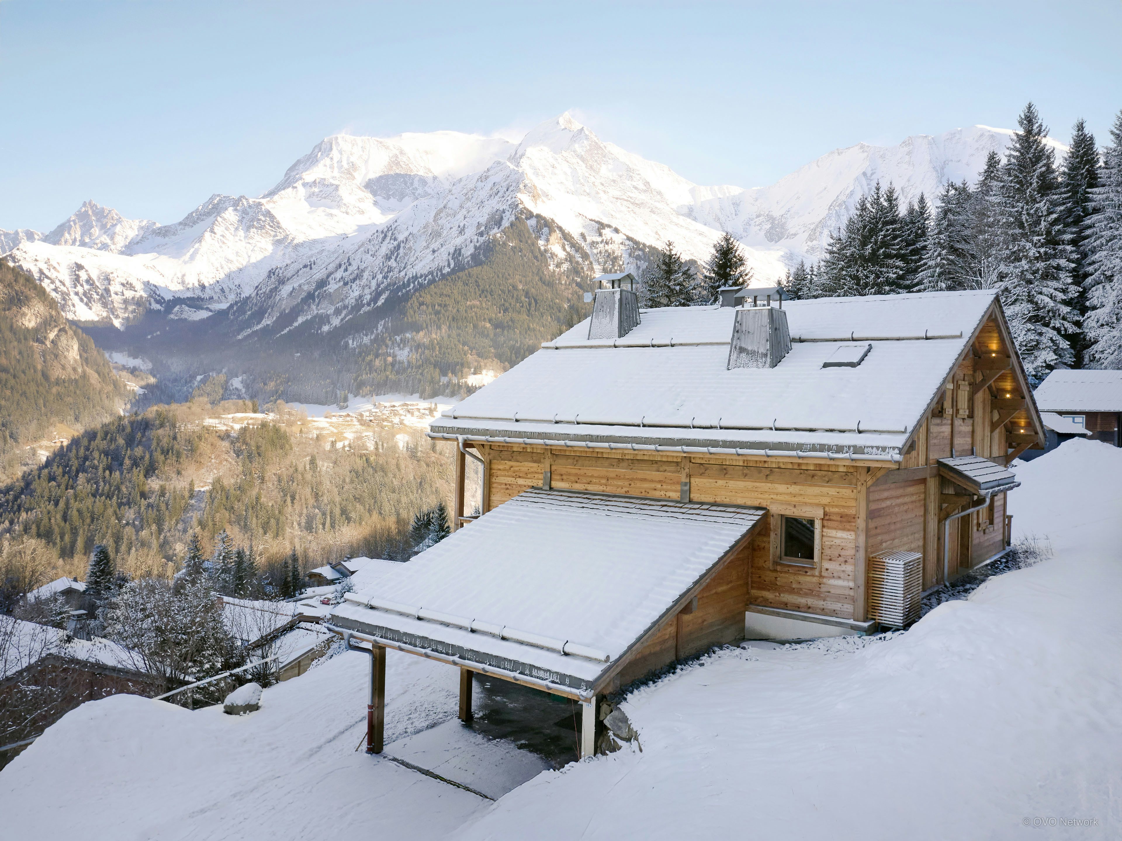 Chalet skis aux pieds face au mont blanc