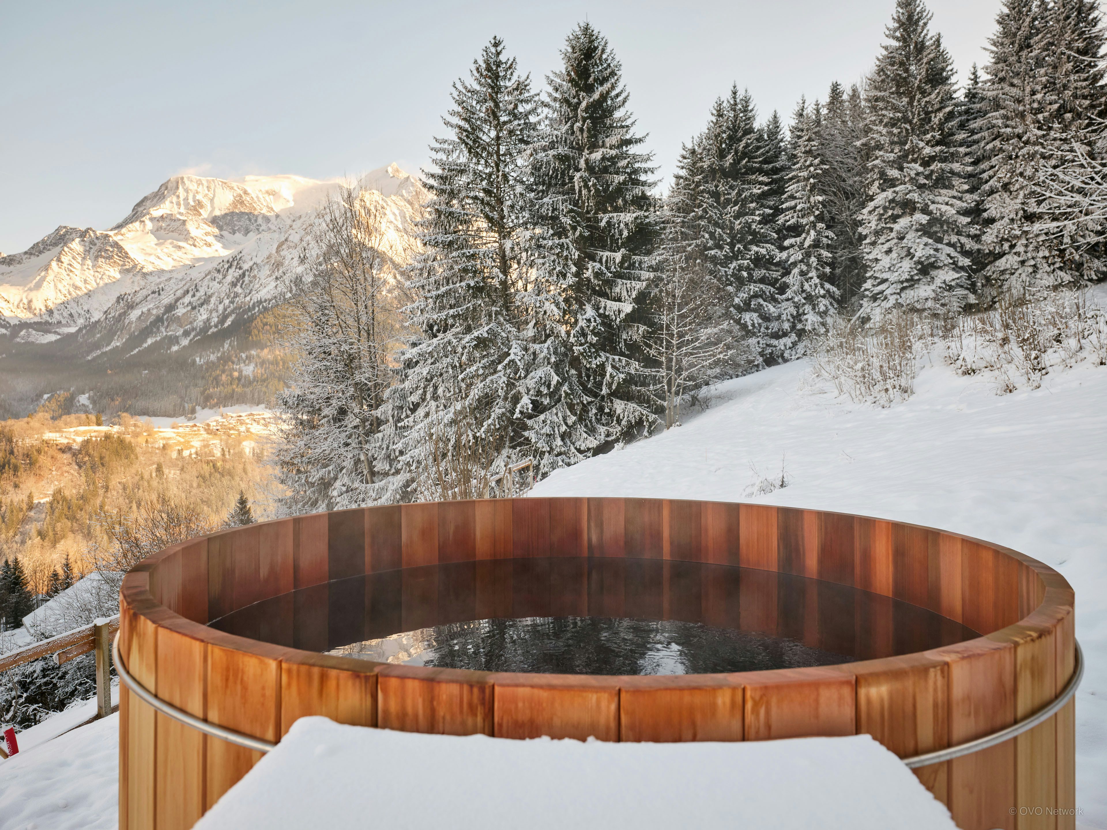 Chalet skis aux pieds face au mont blanc