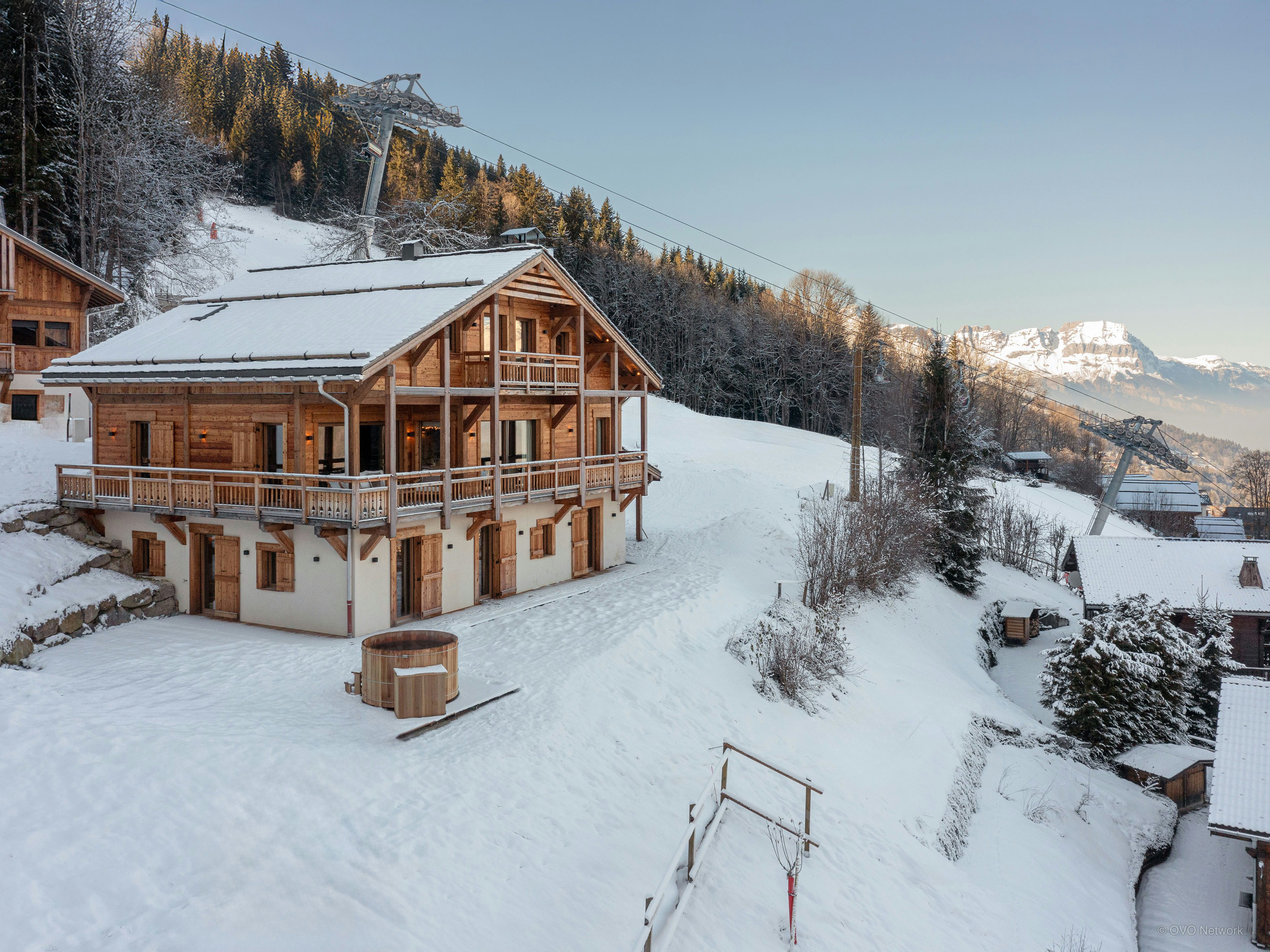 Chalet skis aux pieds face au mont blanc