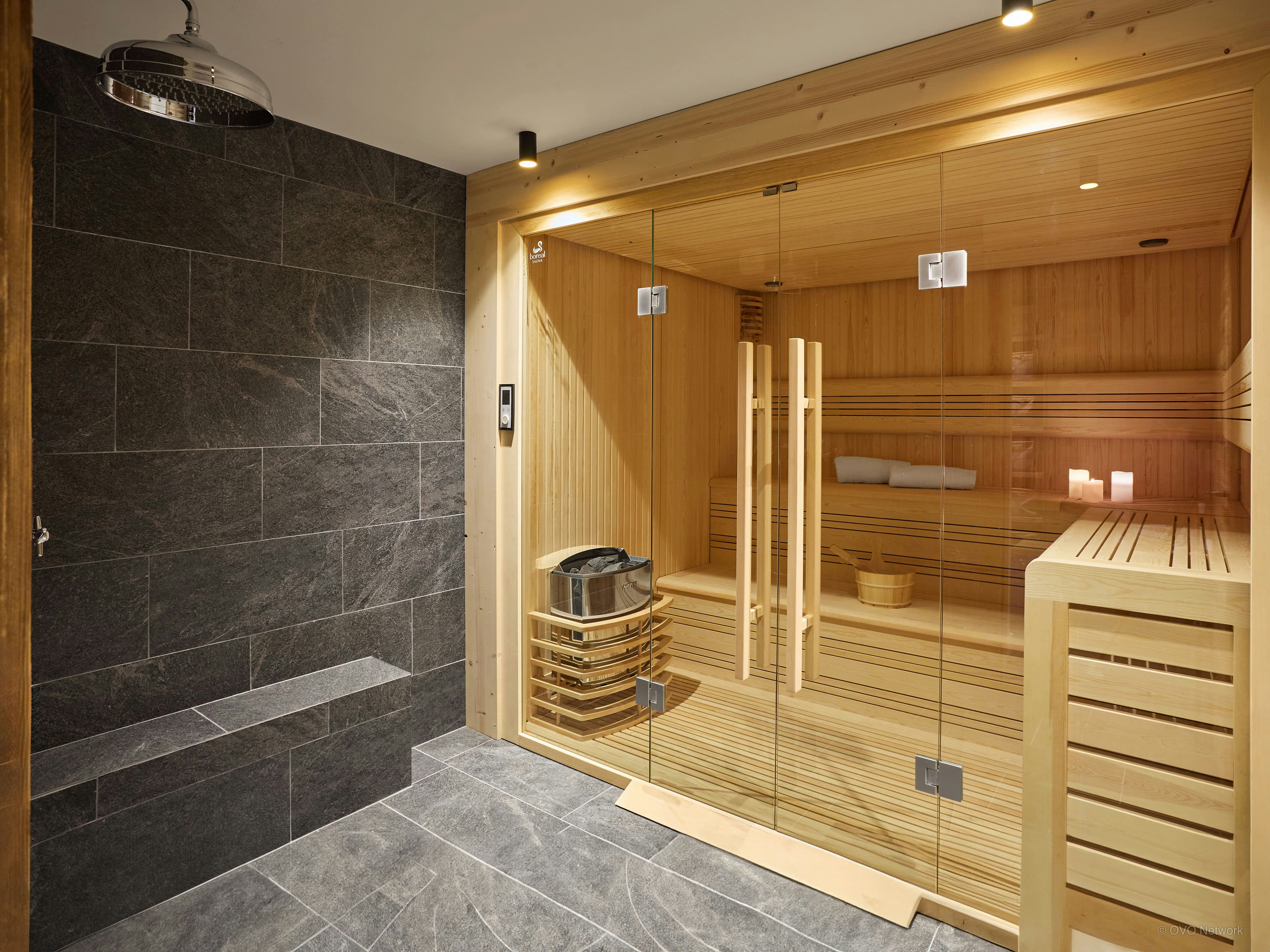 Chalet skis aux pieds face au mont blanc