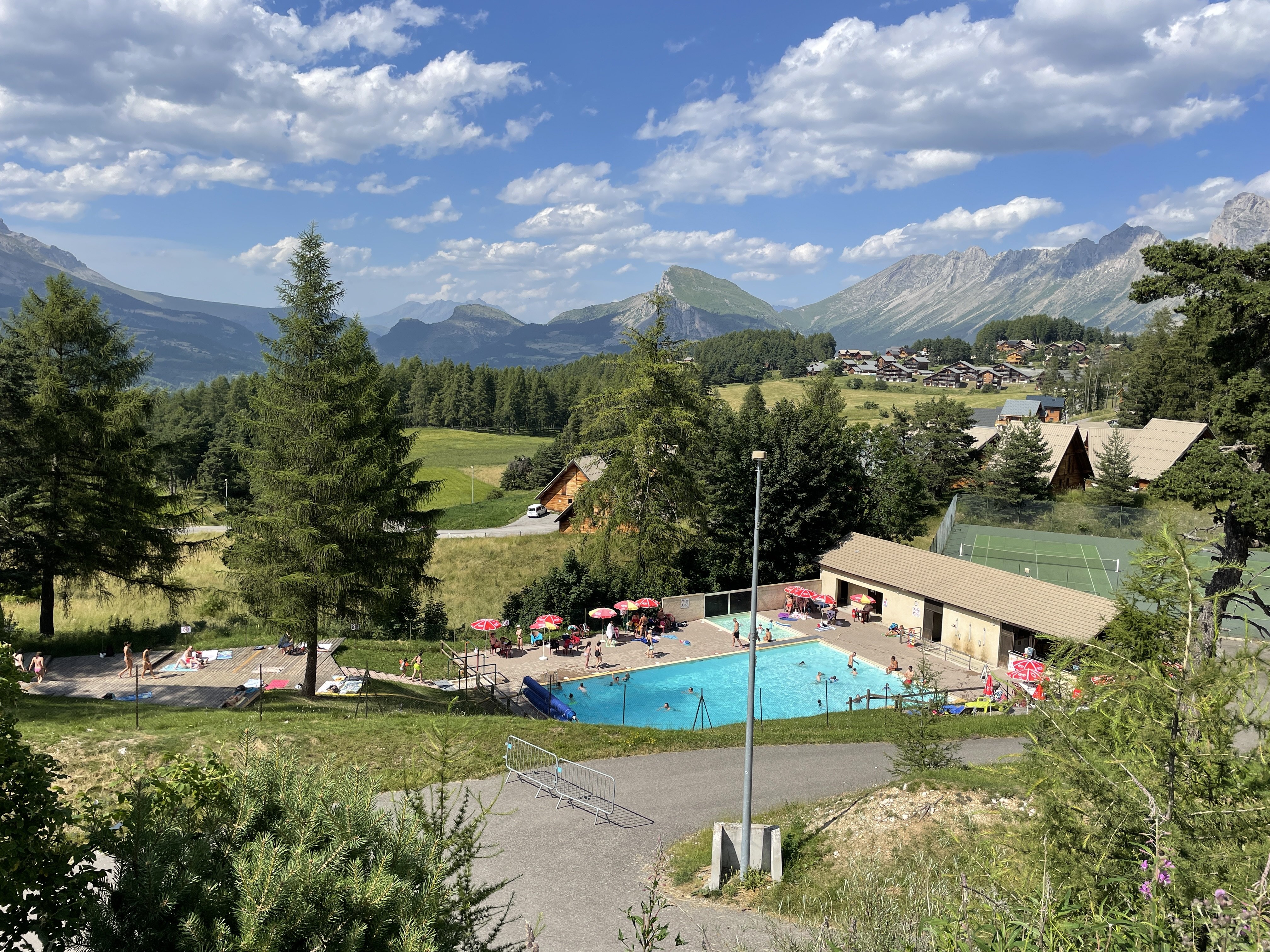 Nombreuses activités : tennis, accrobranche, pétanque à moins de 50m de l'appartement et en altitude, piscine municipale avec toboggan, etc...