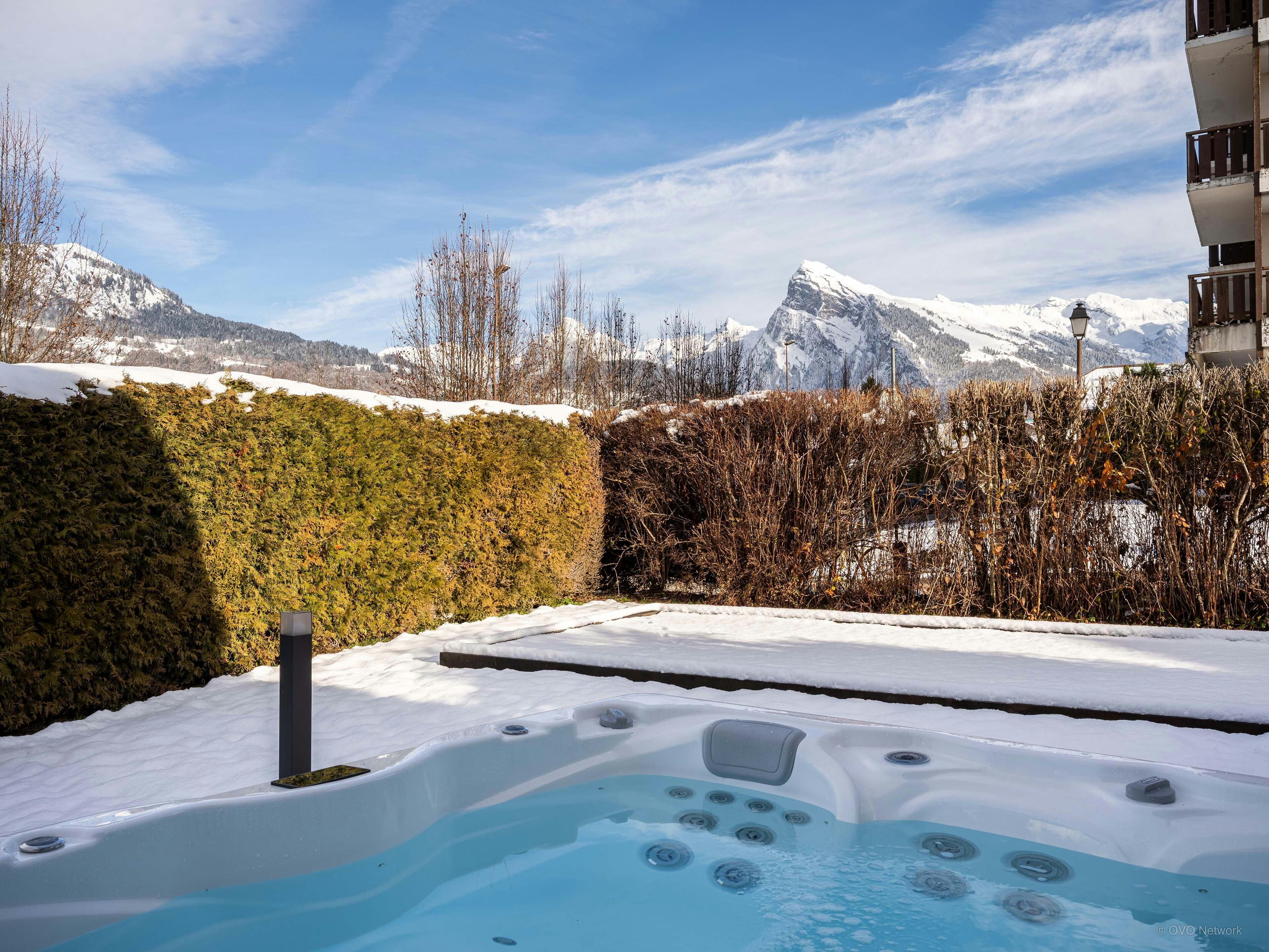 Vacances en famille pour 10 avec jacuzzi à 90m des pistes