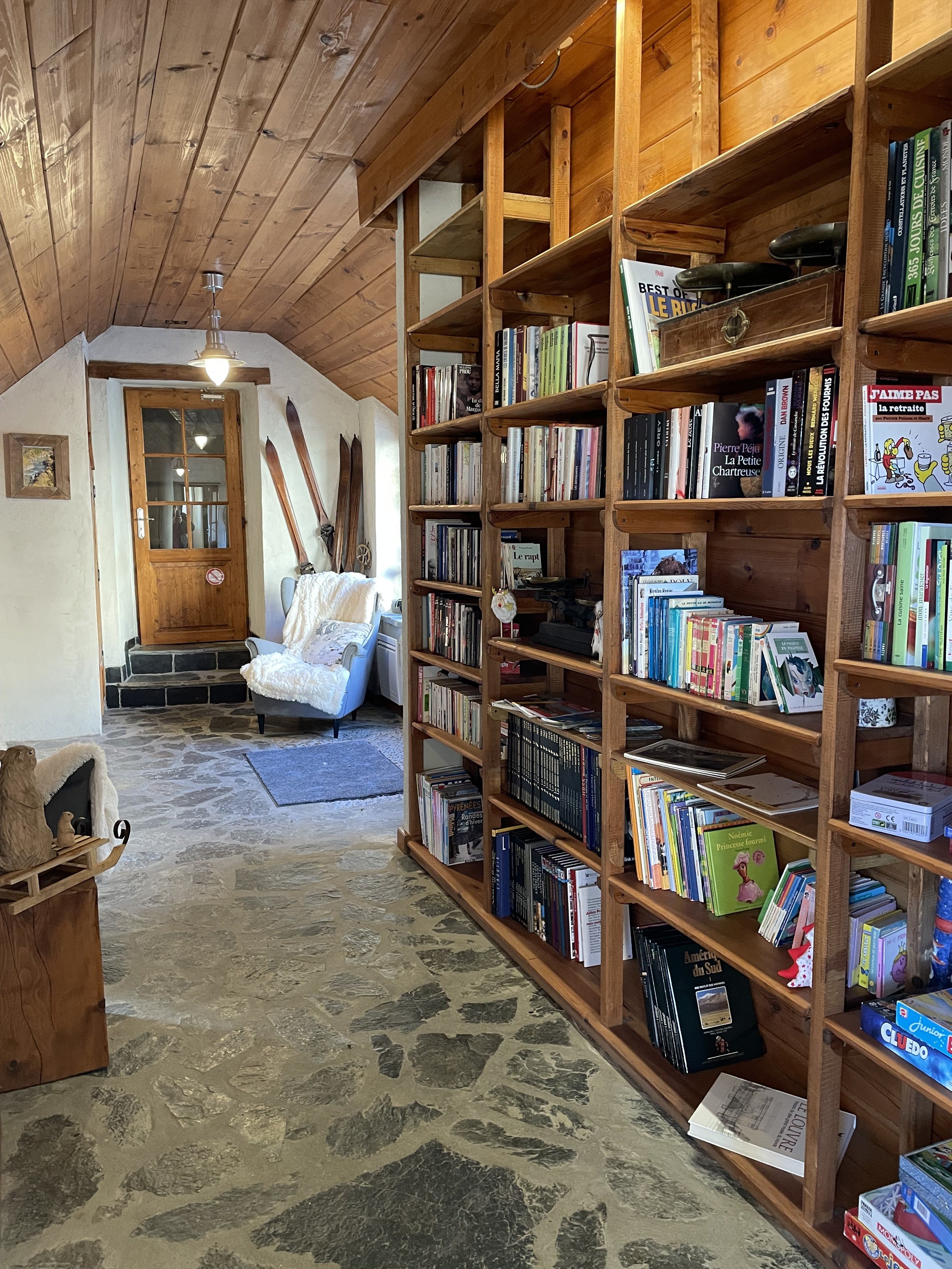 Bibliothèque en commun avec le gite Marmotte