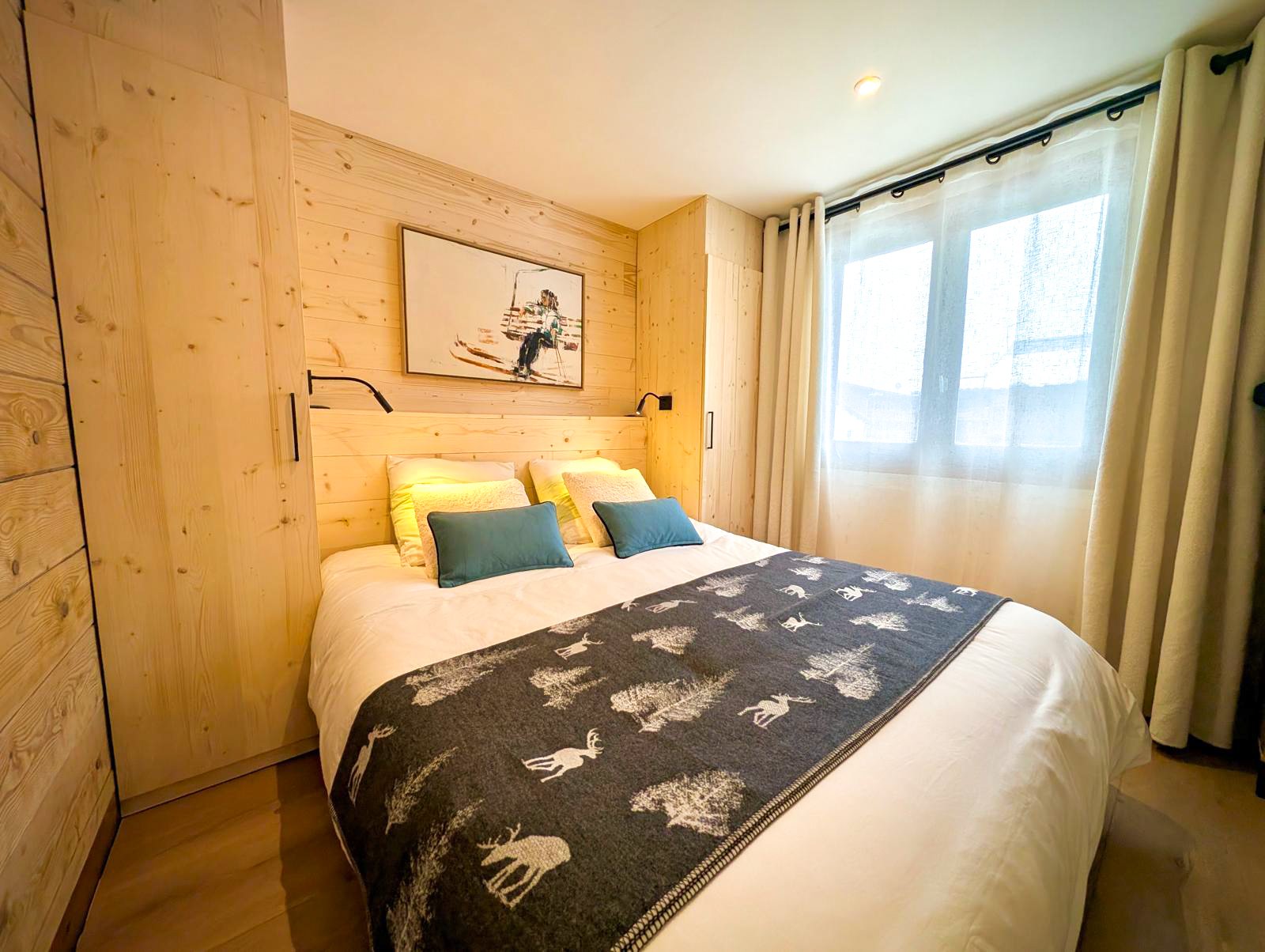 chambre rez de chaussée avec lit en 160 et salle de douche privative