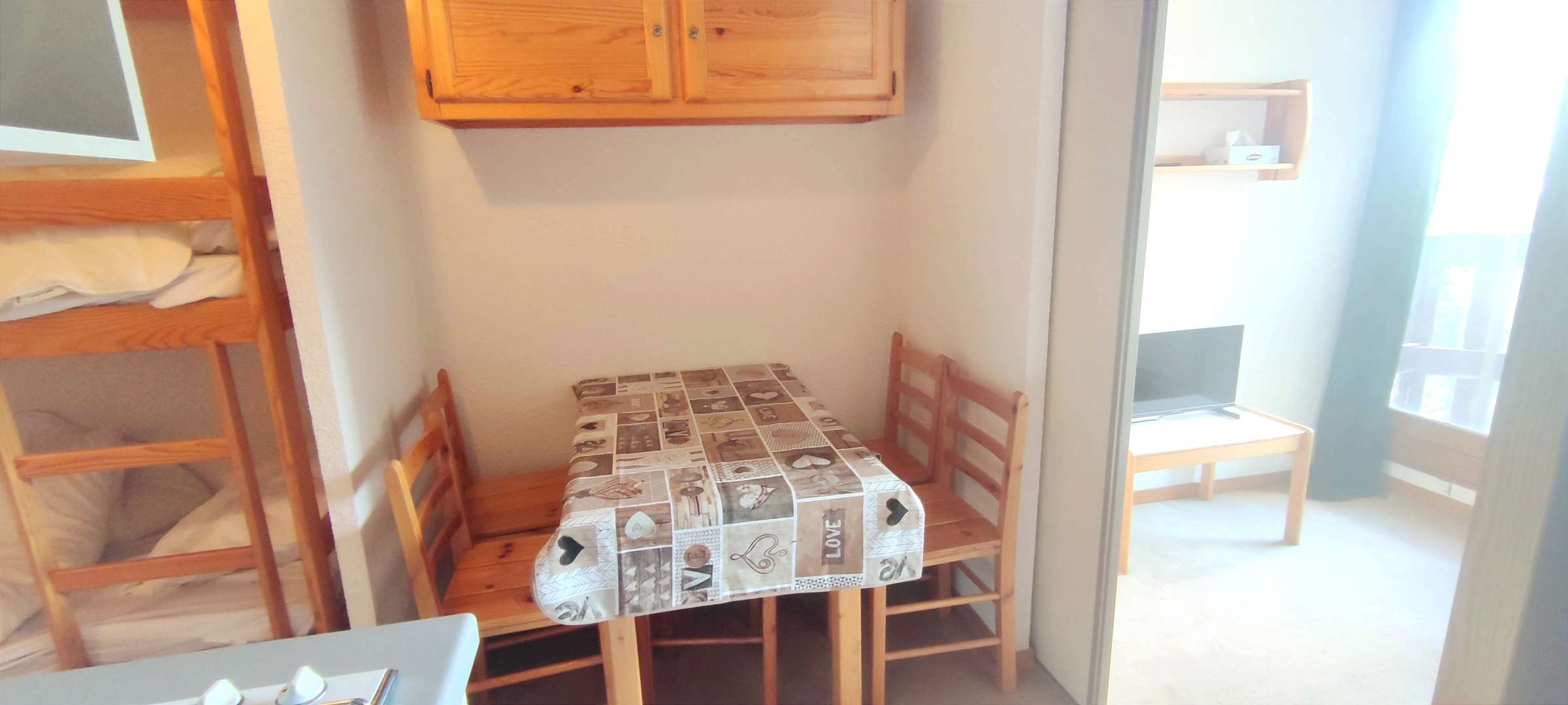 2 PIECES AVEC BALCON A COTE PISTE DE SKI