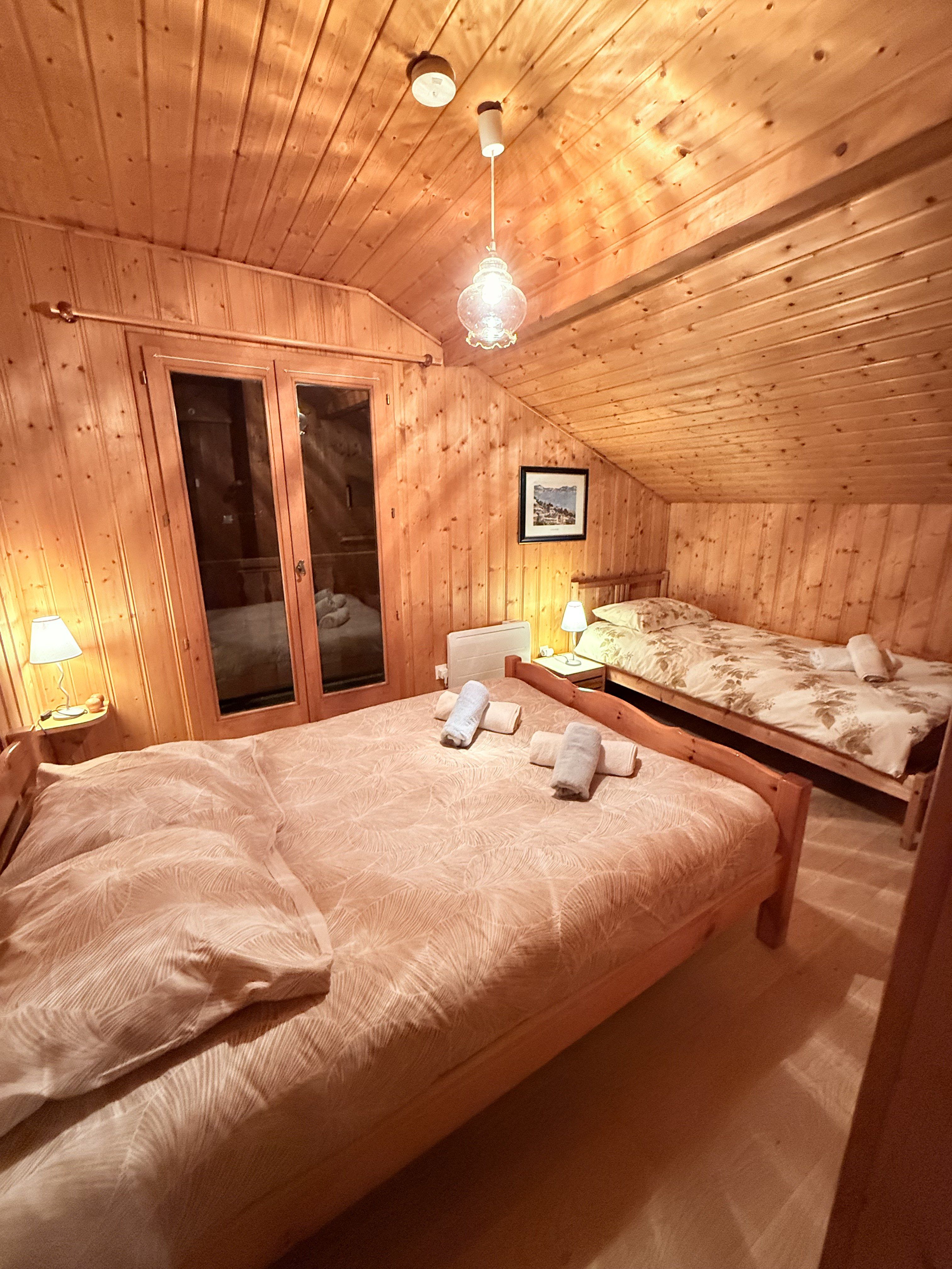 CHAMBRE N°2 AVEC 1 GTRAND LIT DE 190 X 140 ET 1 PETIT LIT DE 190 X 90