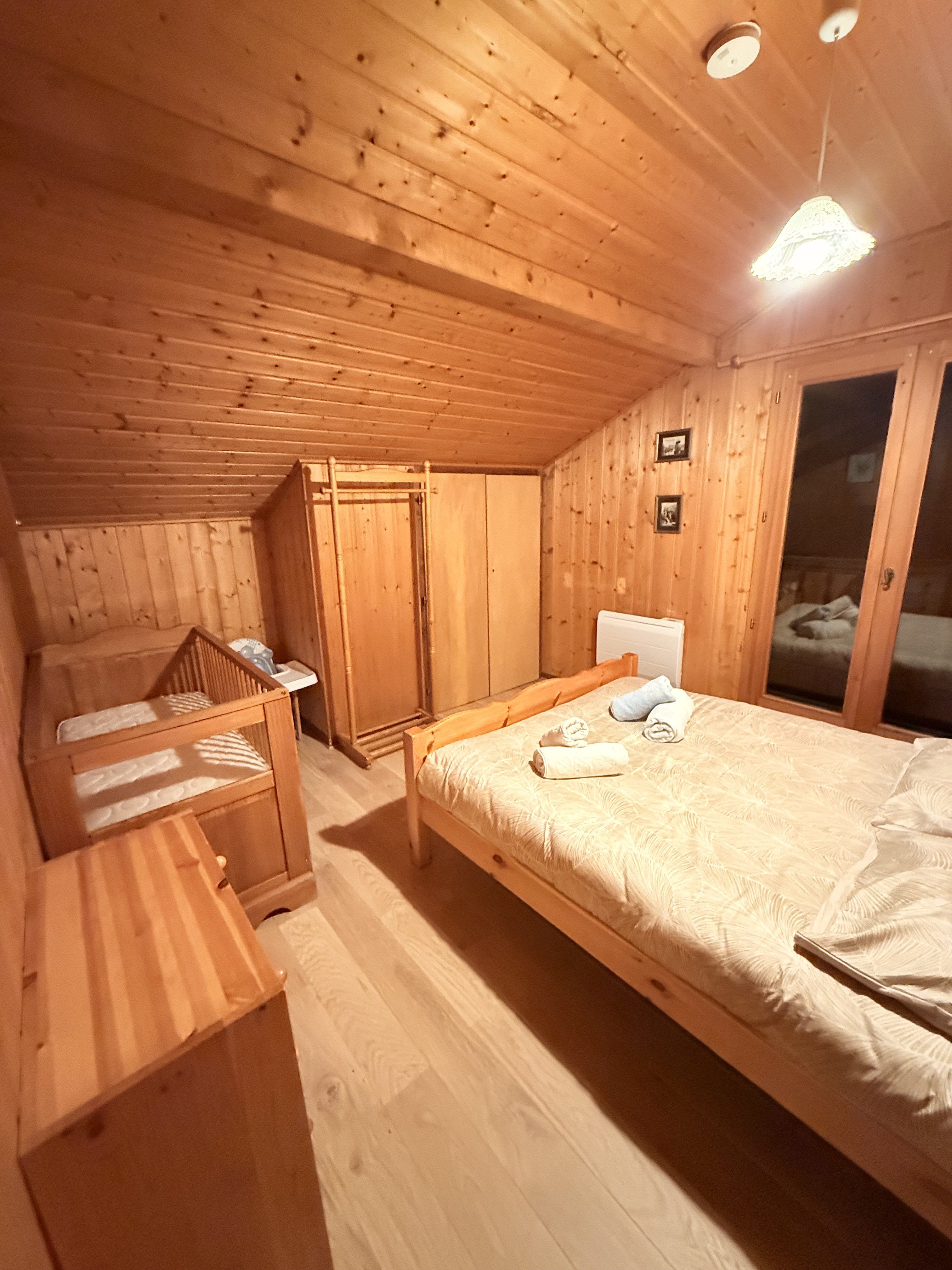 CHAMBRE N°3 AVEC 1 GRAND LIT 140 X 190 ET 1 LIT BEBE 