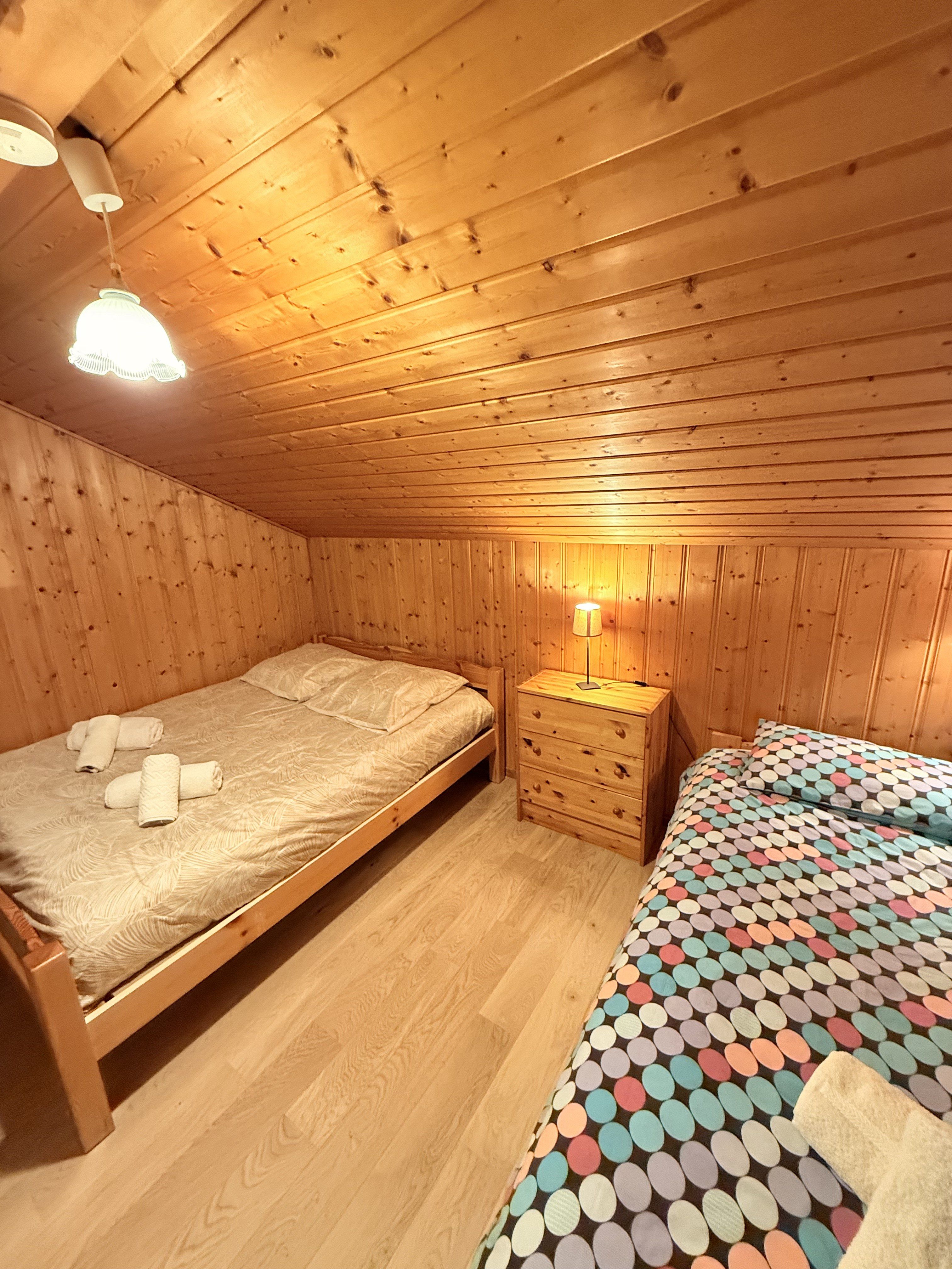 CHAMBRE N° 4 AVEC 1 GRAND LIT DE 140 X 190 ET 1 PETIT LIT DE 90 X 190
