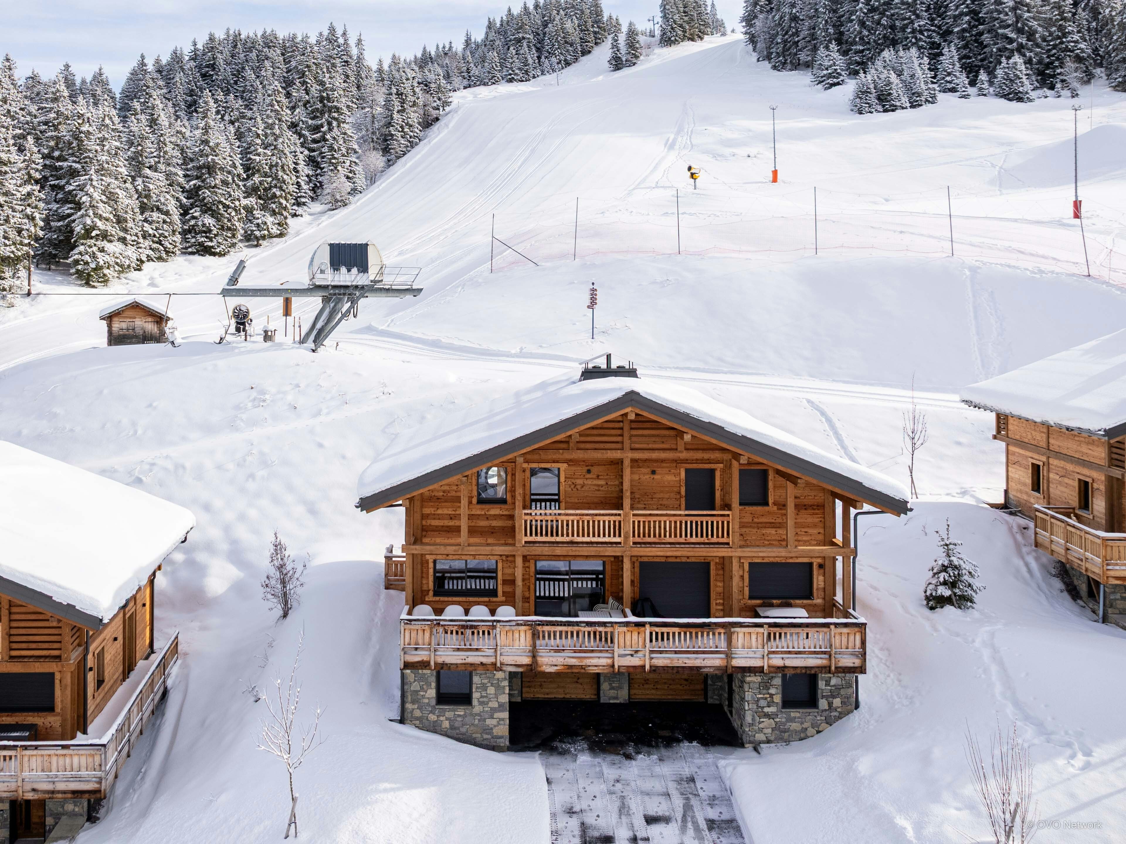 Chalet skis aux pieds proche des pistes de La Croix-Fry