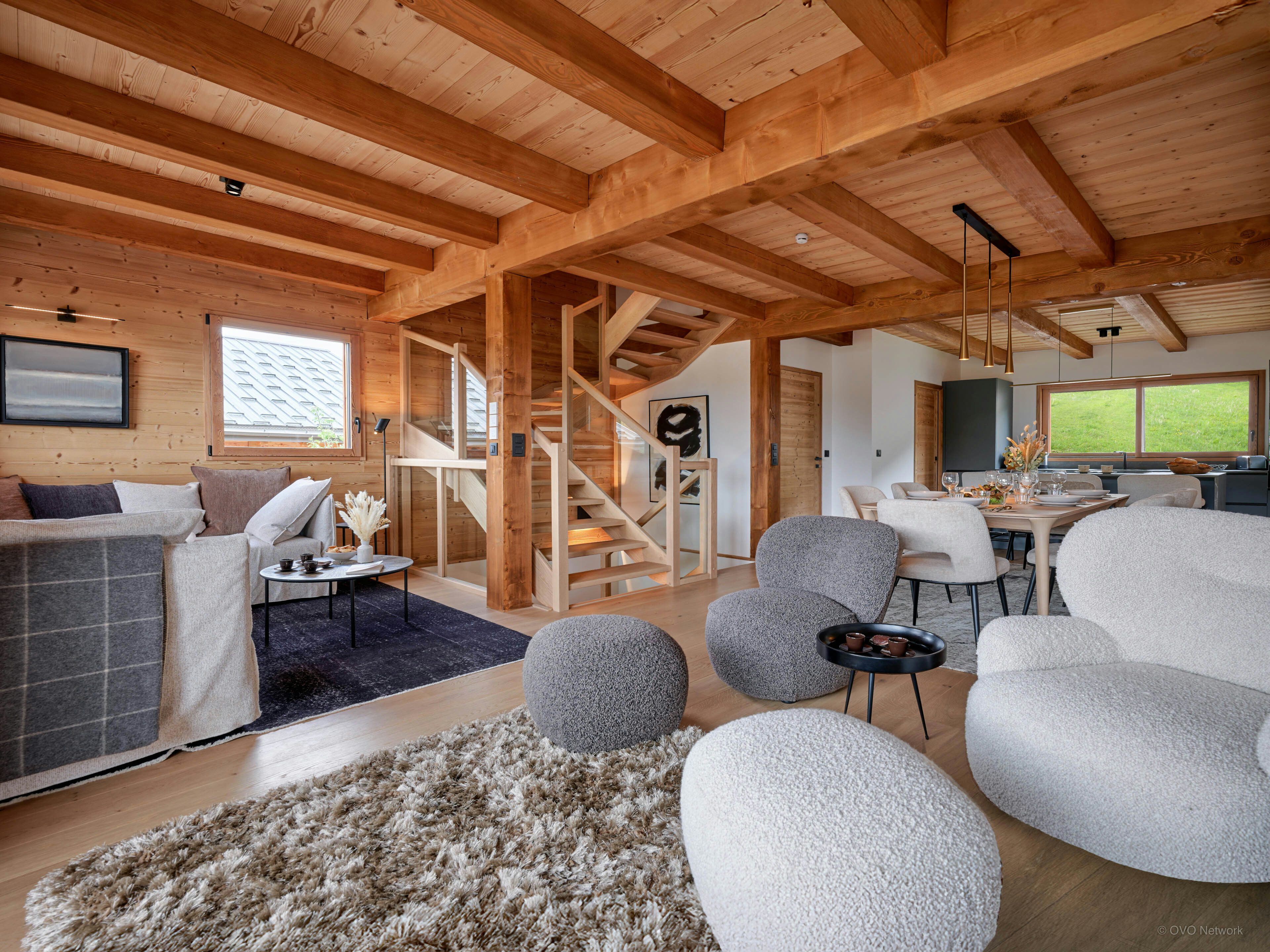 Chalet skis aux pieds proche des pistes de La Croix-Fry