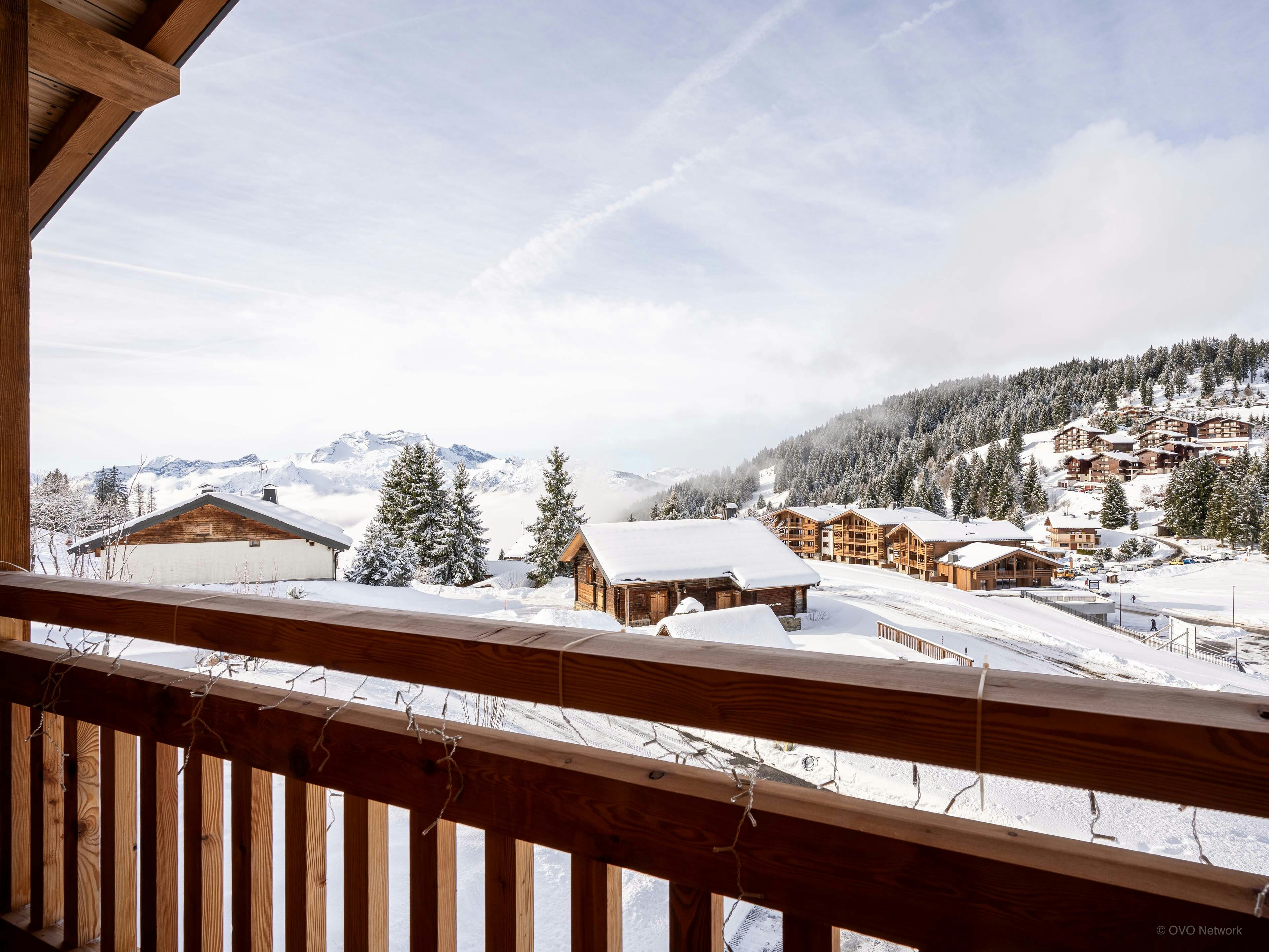 Chalet skis aux pieds proche des pistes de La Croix-Fry