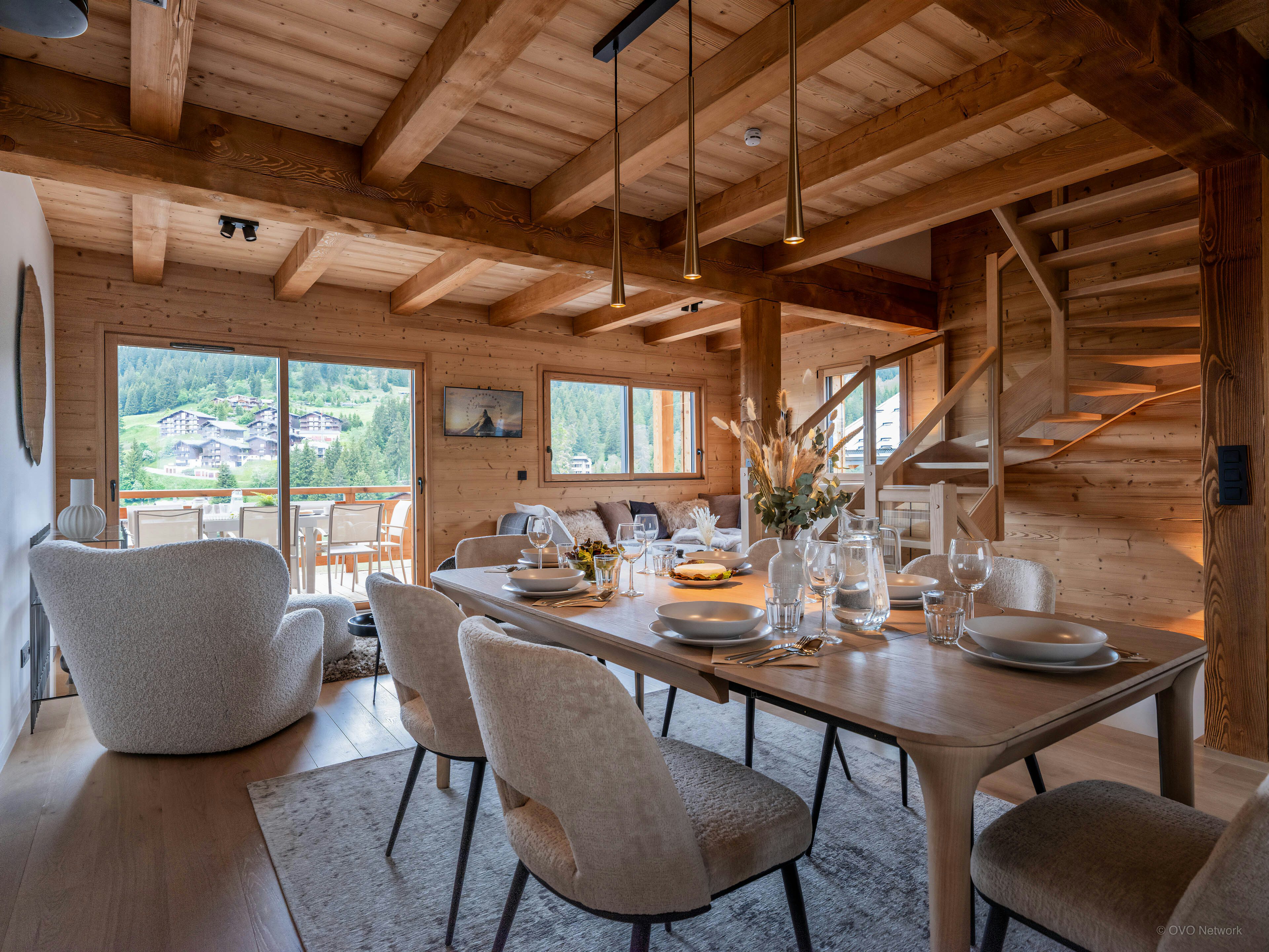 Chalet skis aux pieds proche des pistes de La Croix-Fry