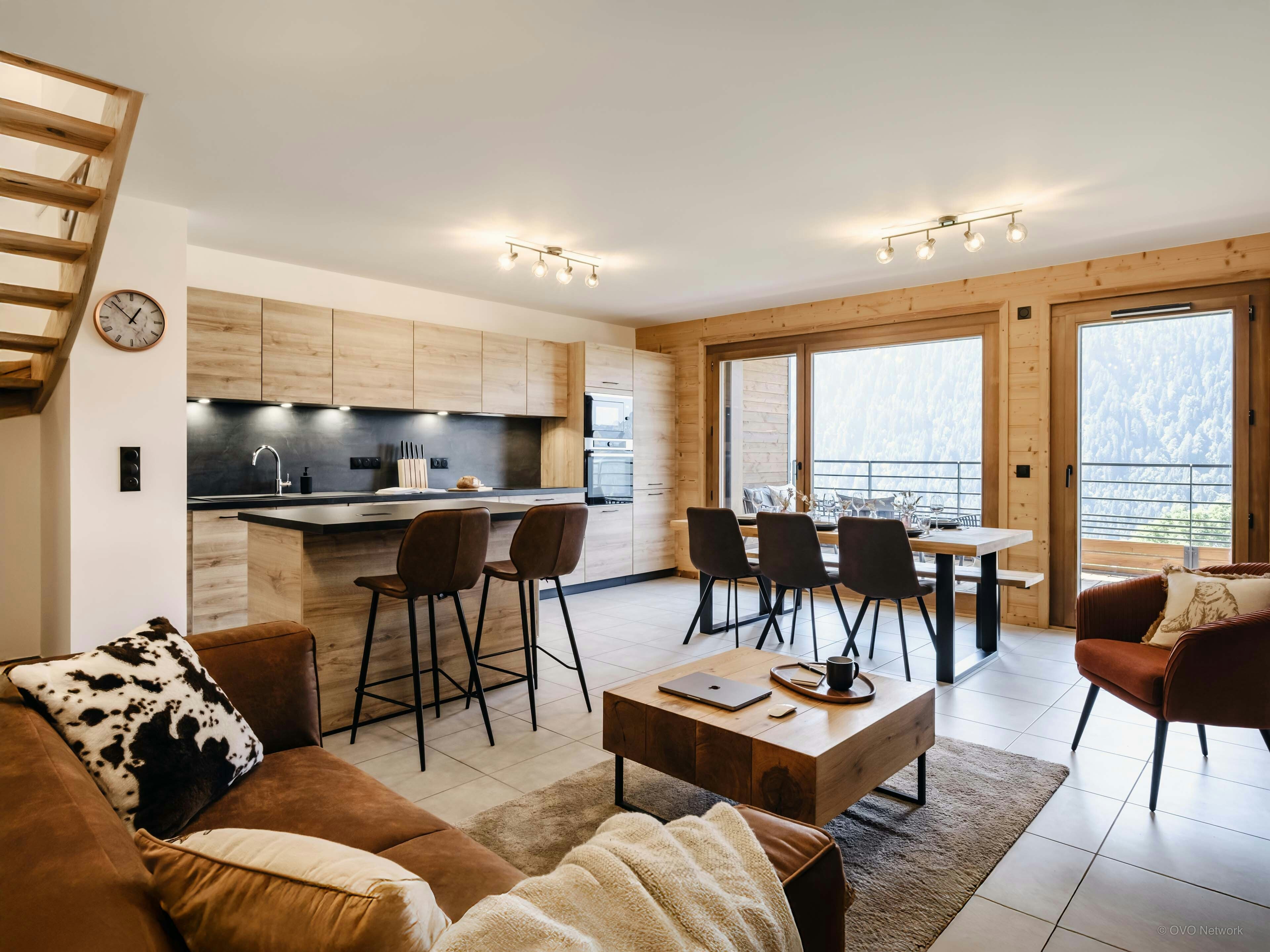 Appartement récent pour 8, balcons et superbe panorama