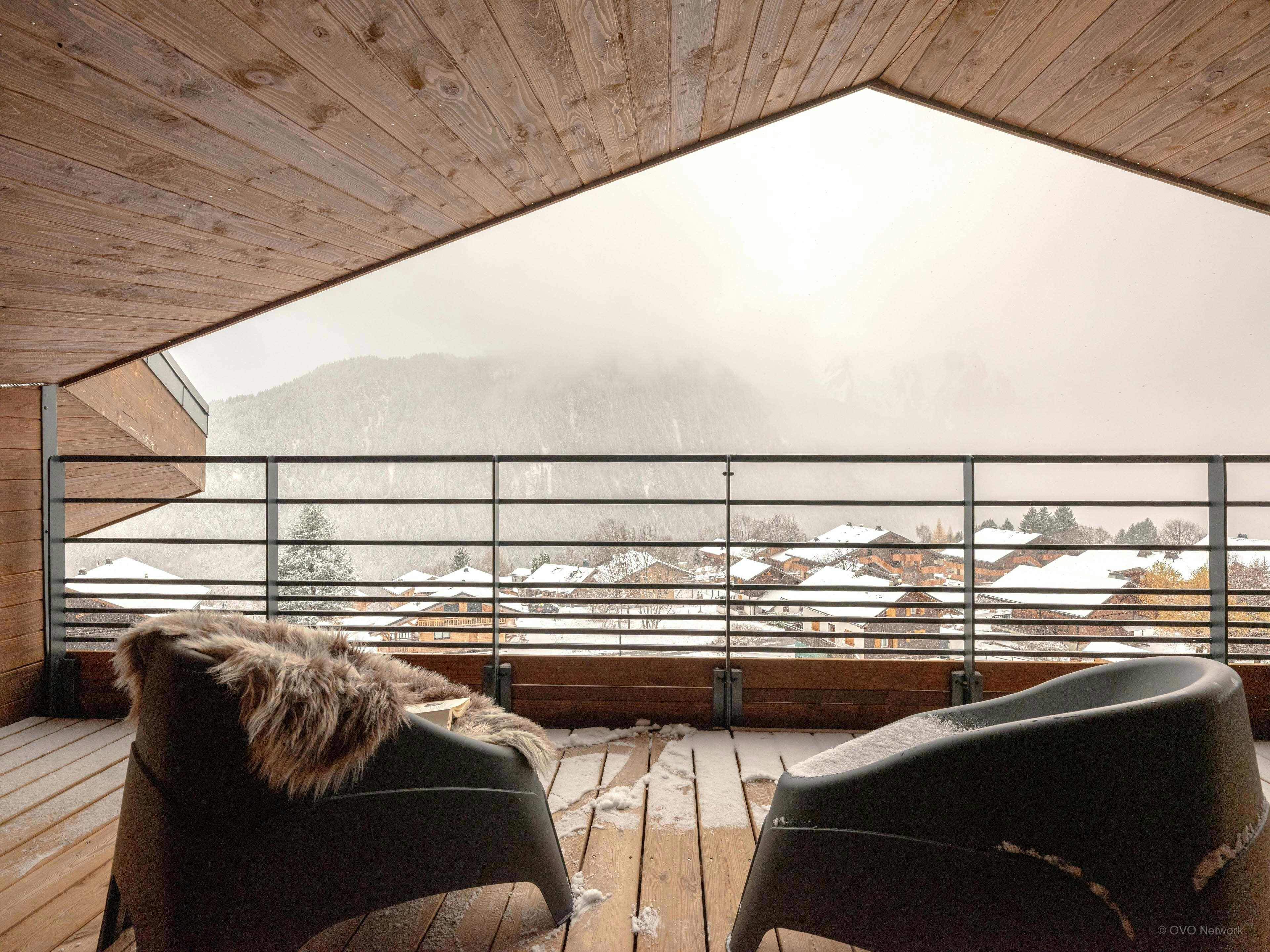 Appartement récent pour 8, balcons et superbe panorama