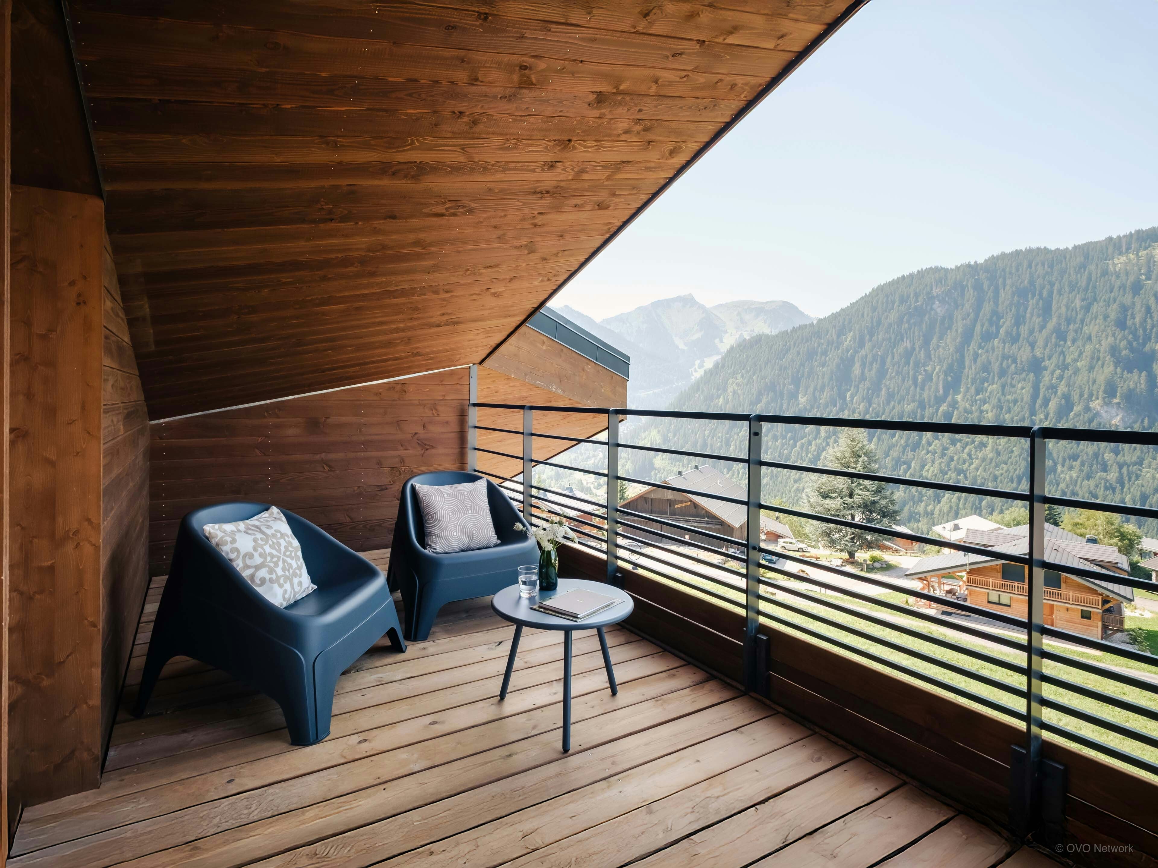 Appartement récent pour 8, balcons et superbe panorama