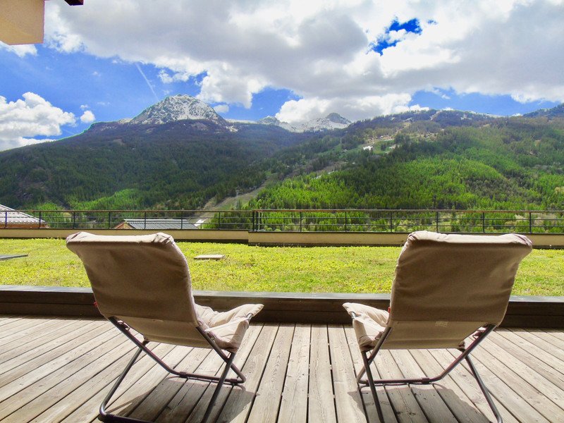 Terrasse l’été plein sur sur la Luc Alphan