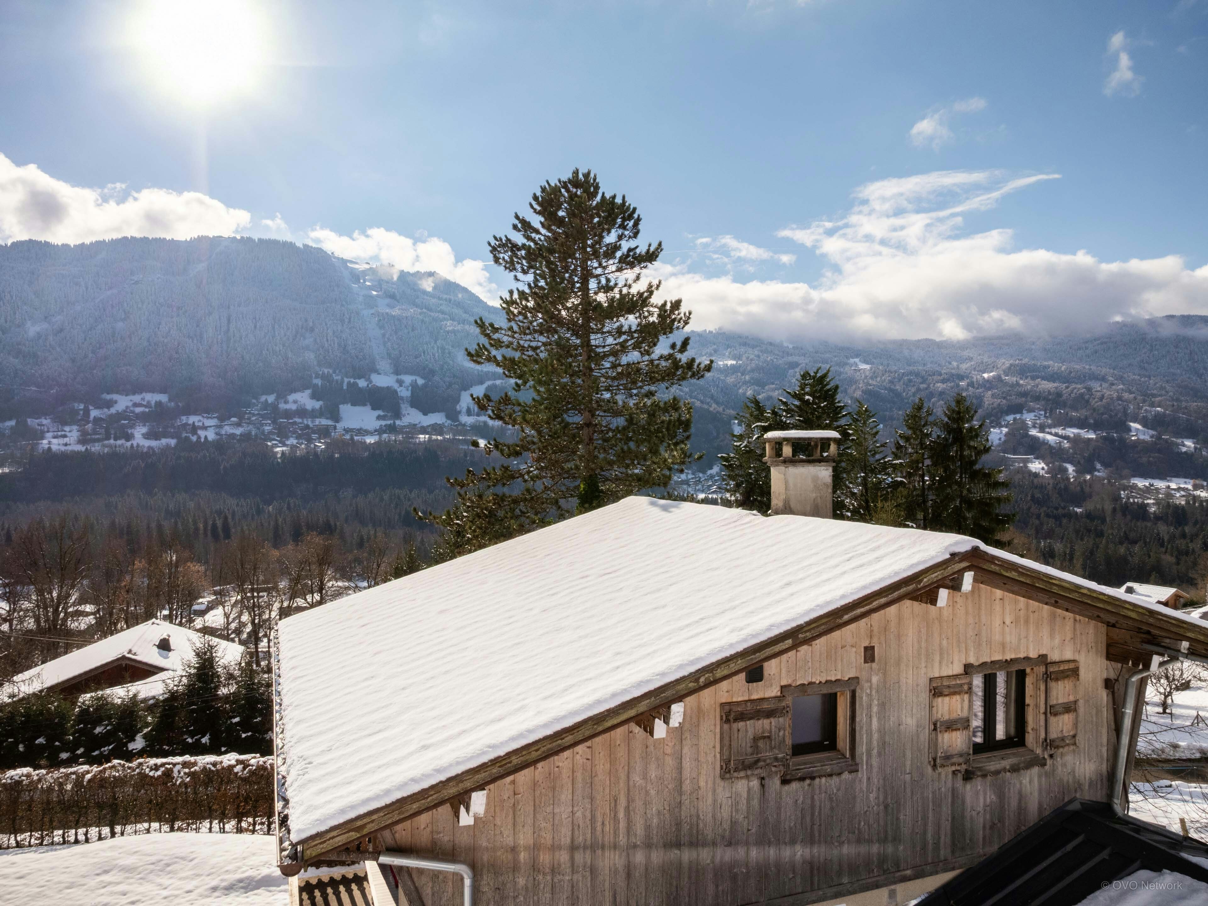Chalet pour 10 avec terrasse et jardin proche de samoëns