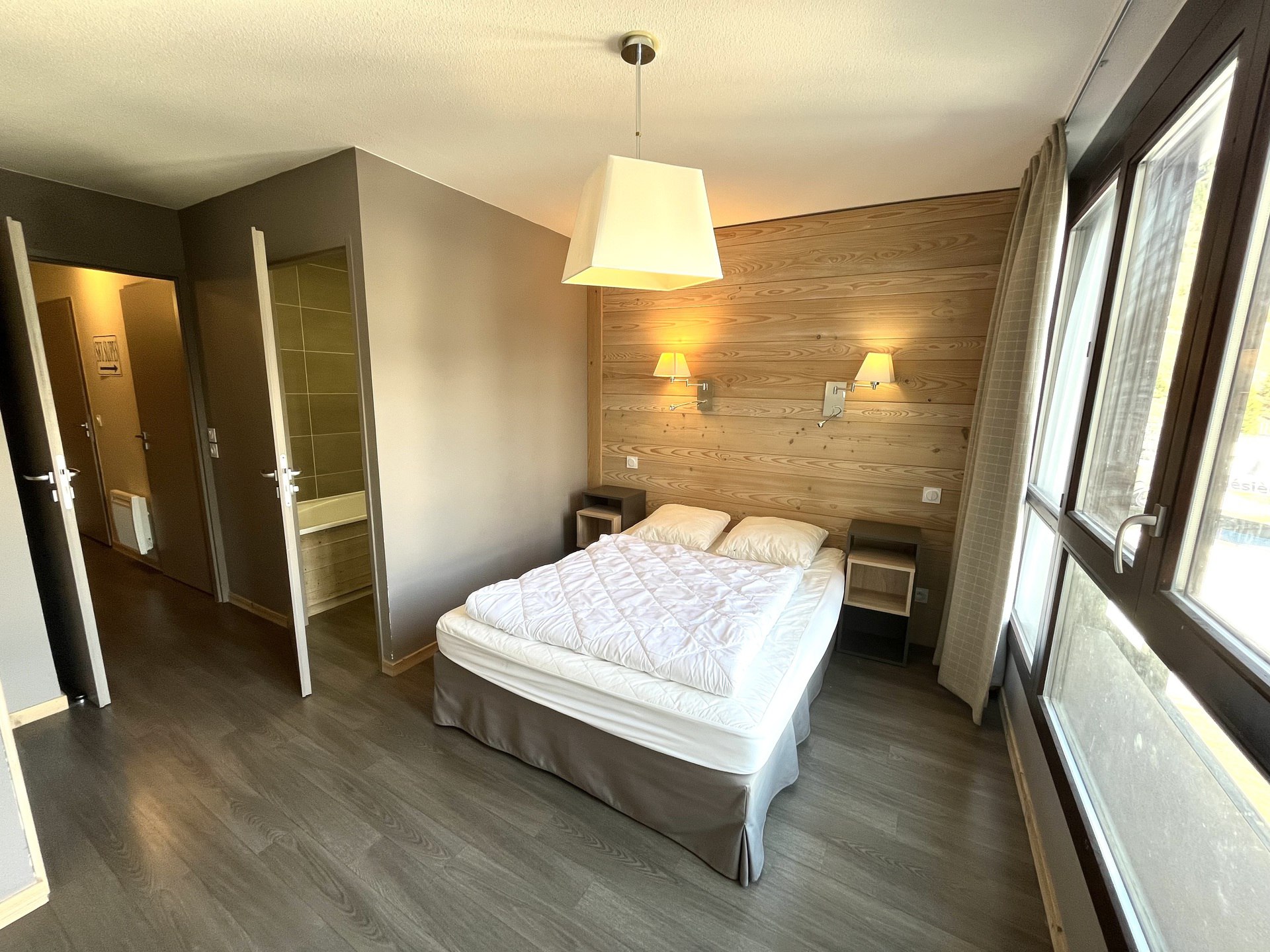 Chambre avec un lit double