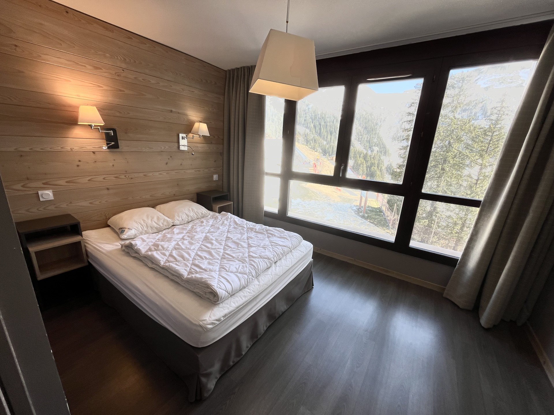Chambre avec un lit double