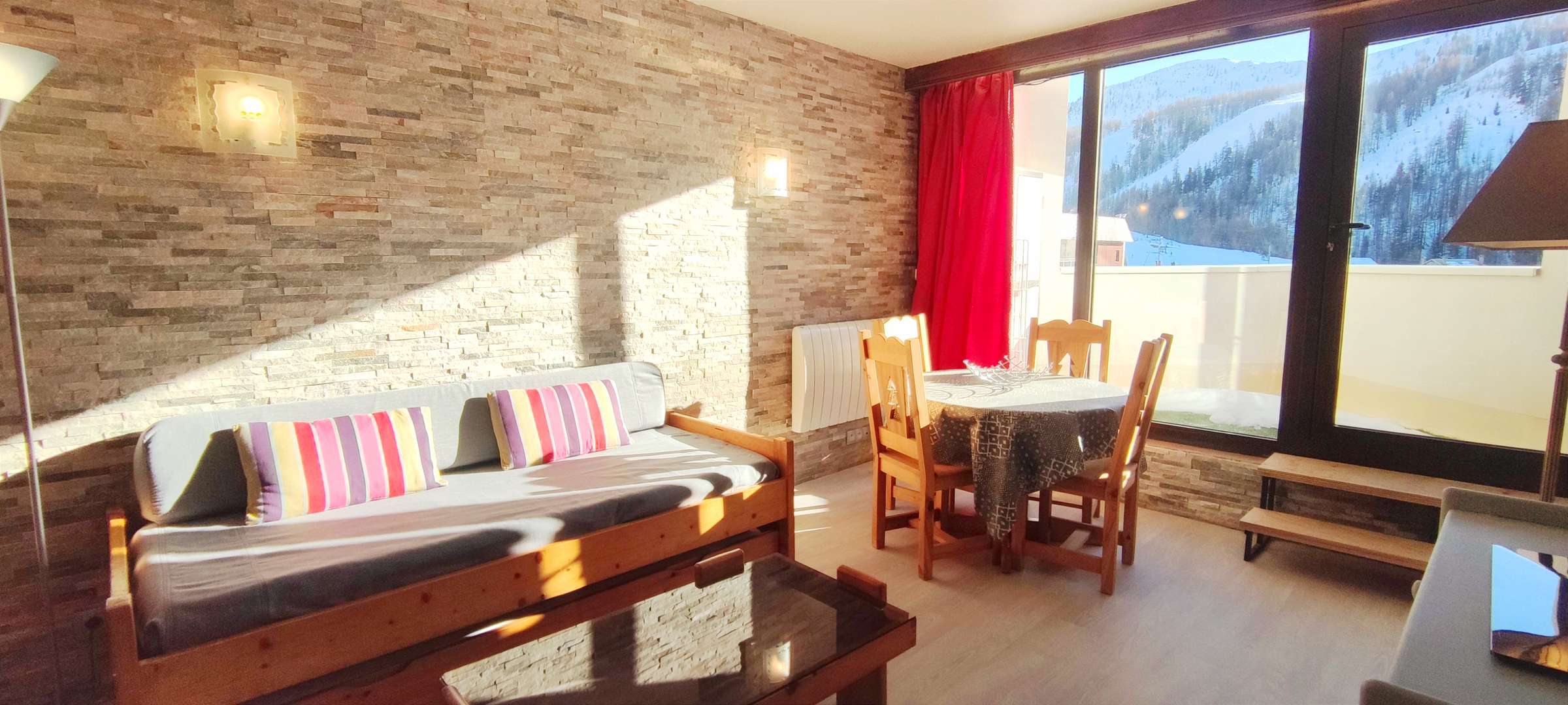 Studio rénové, balcon sud – galerie marchande accessible directement