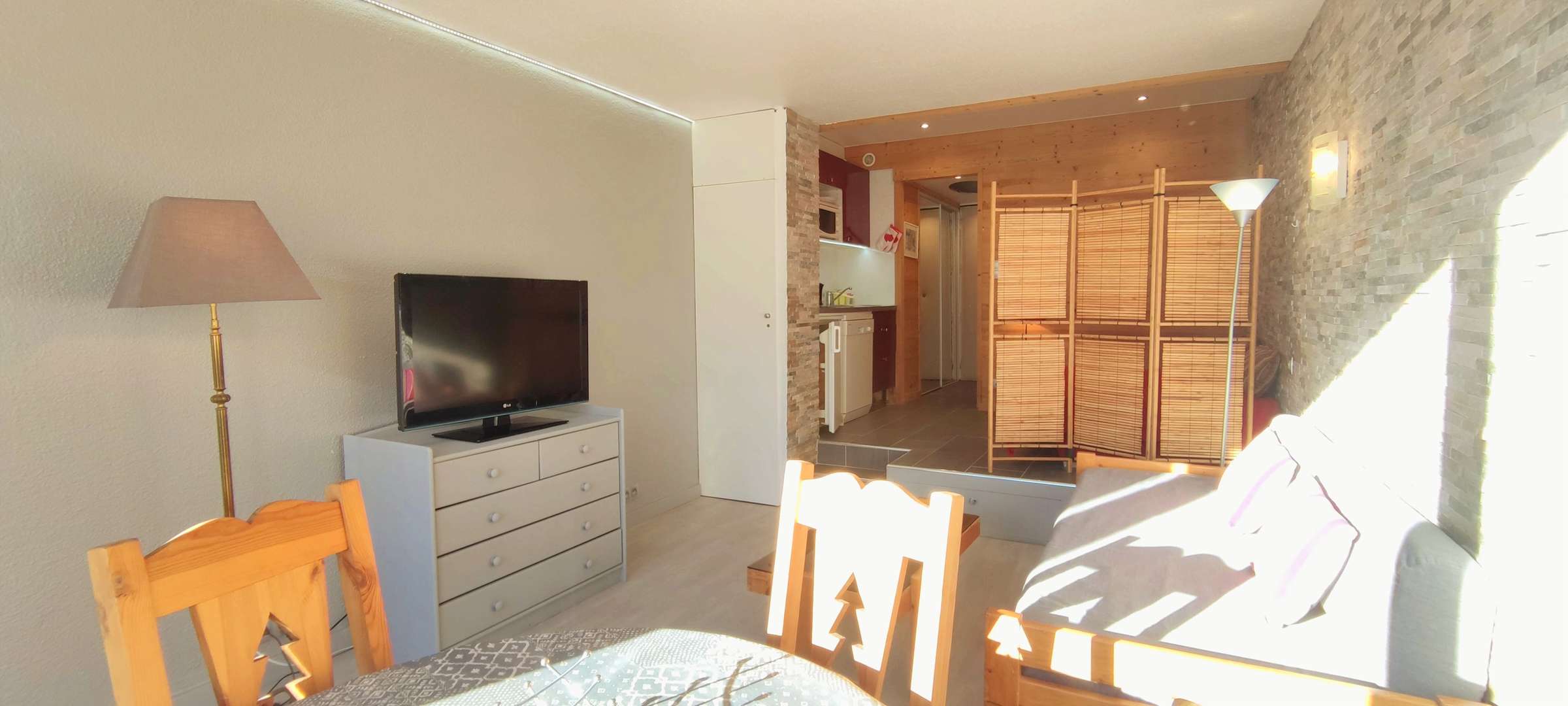 Studio rénové, balcon sud – galerie marchande accessible directement