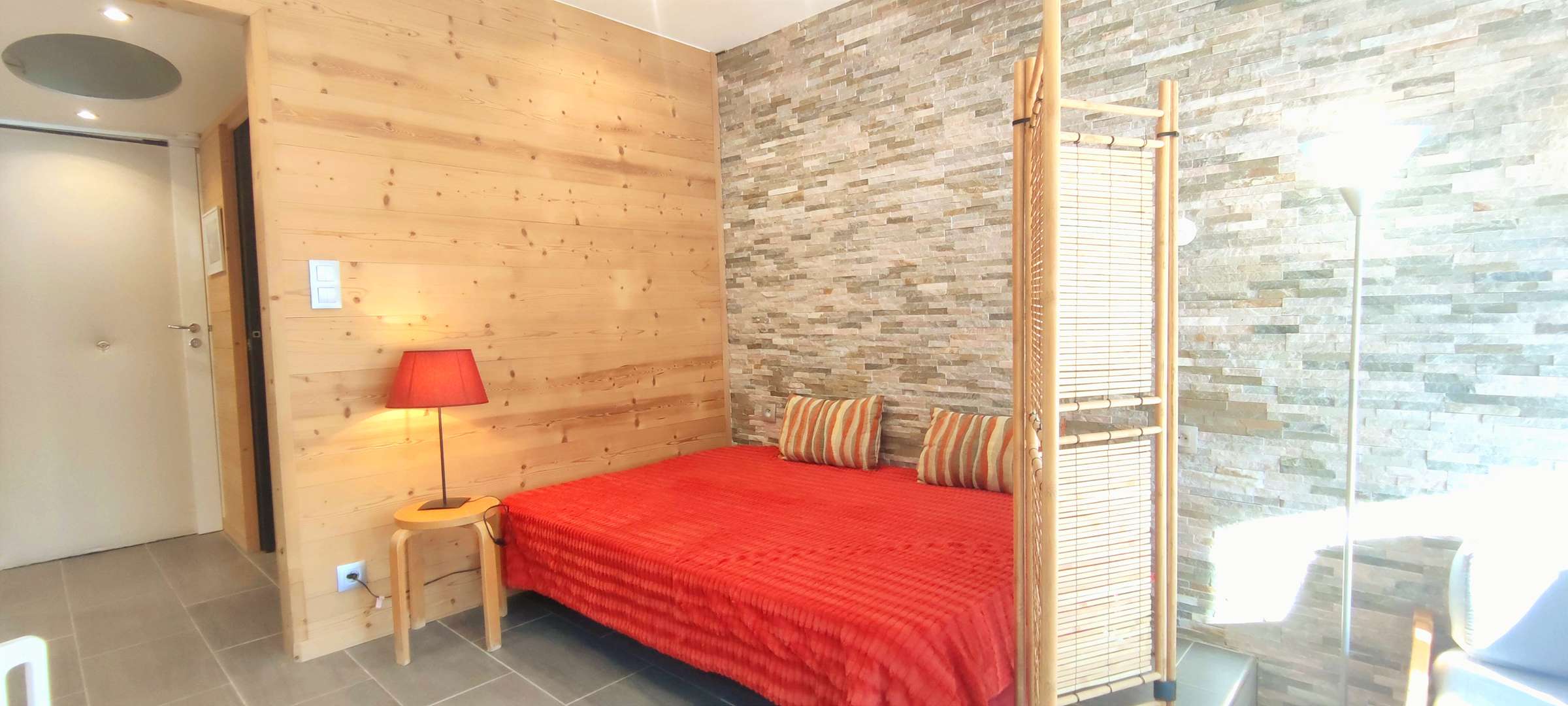 Studio rénové, balcon sud – galerie marchande accessible directement