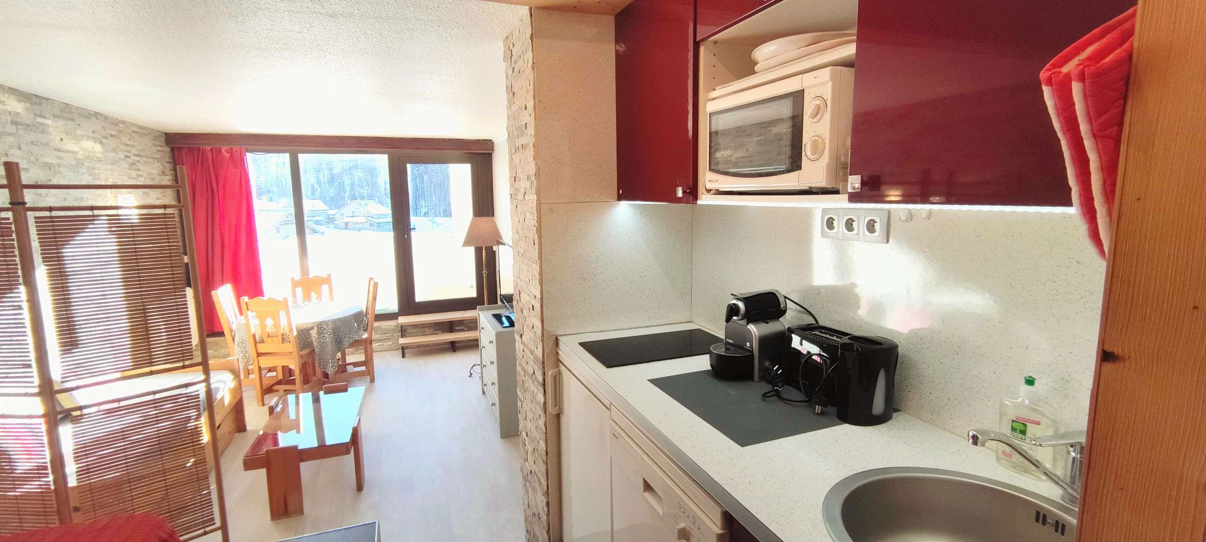 Studio rénové, balcon sud – galerie marchande accessible directement