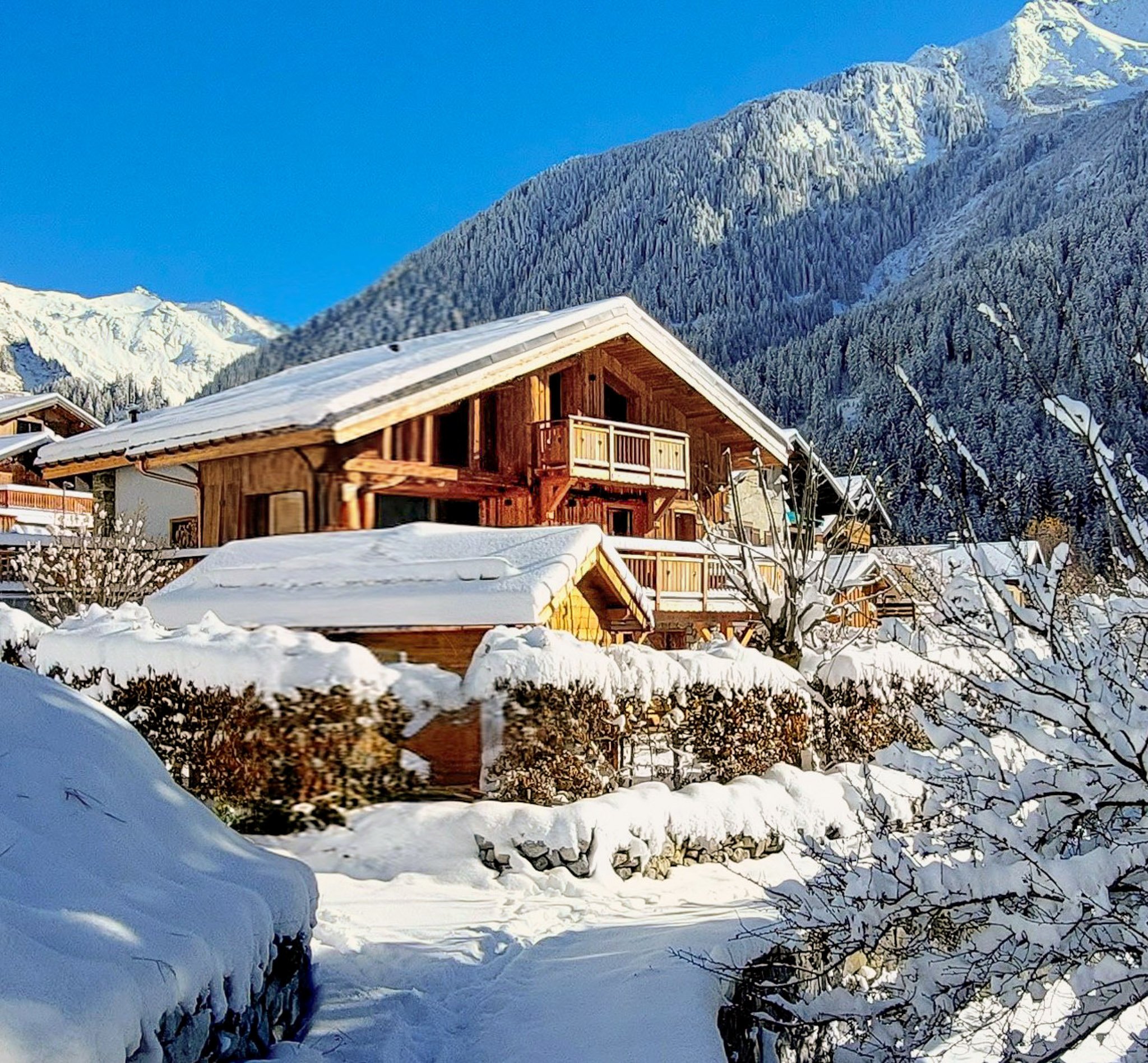 Au cœur de Champagny, village authentique, baigné de soleil. Accès privilégié au domaine de La Plagne, référence internationale pour le ski alpin. L’hiver comme l’été, un terrain d’exception pour le ski, la randonnée, les itinéraires nordiques, et le VTT