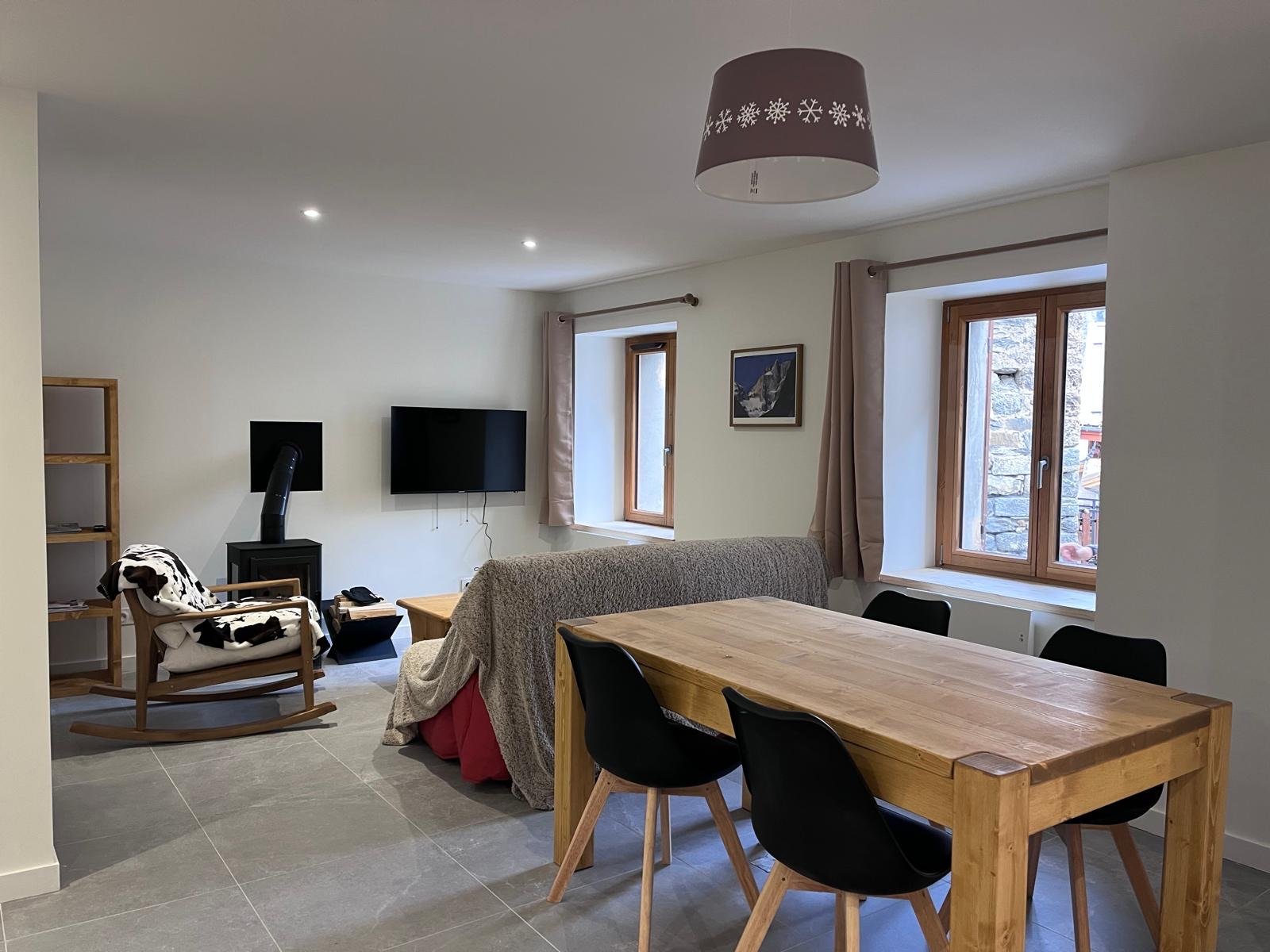 Sidérite – Appartement de plein-pied 4 personnes, dans une maison au cœur de La Grave, poêle & skiroom vue Meije