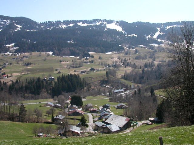 le village du jorrax, photo prise dans le champ en haut de la ferme et sur le versant en face c'est le domaine skiable.
