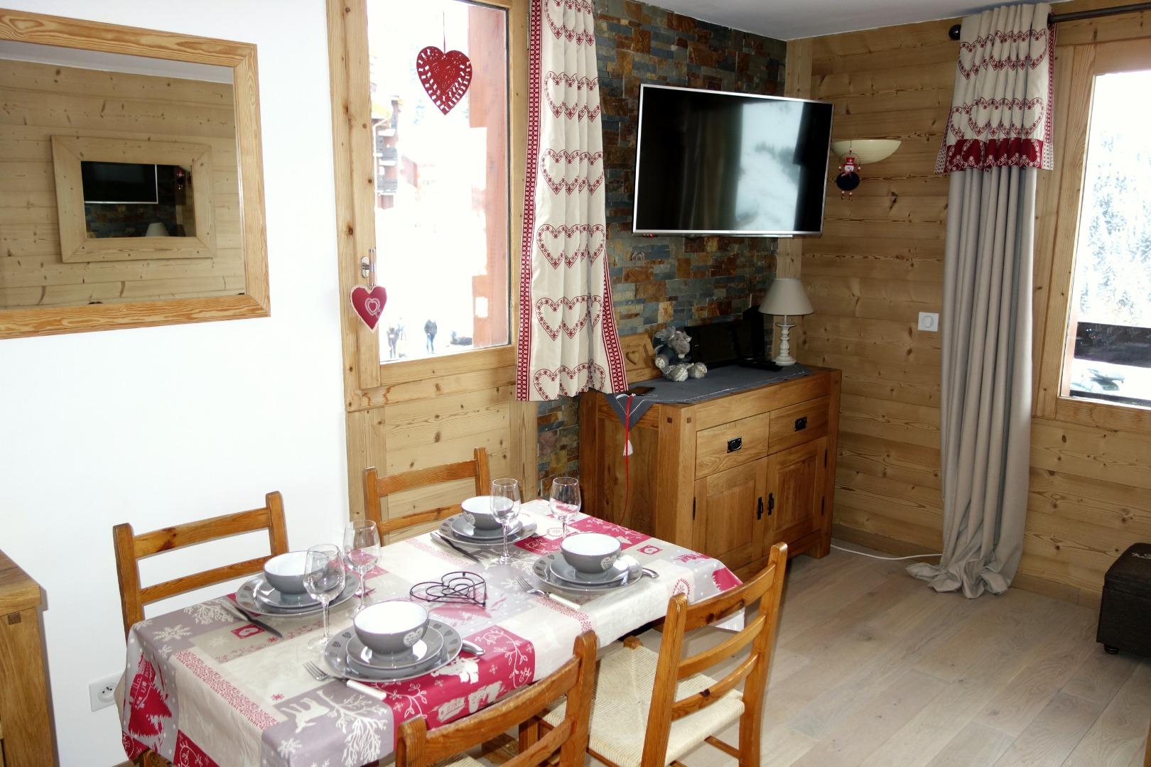 LE REFUGE DE L' OURSON BLANC SUR LES PISTES DES 3  VALLEES ,+ GARAGE .classé 3*étoiles meublé de tourisme .Entièrement rénové .  Notre appartement a également obtenu le "LABEL MERIBEL" décerné par l'office de tourisme.                             