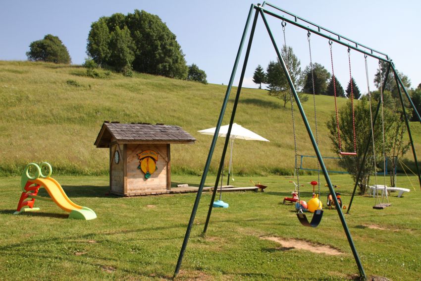 Aux-chalets-des-alpes Piscine chauffée (été) Piste de luge (hiver)